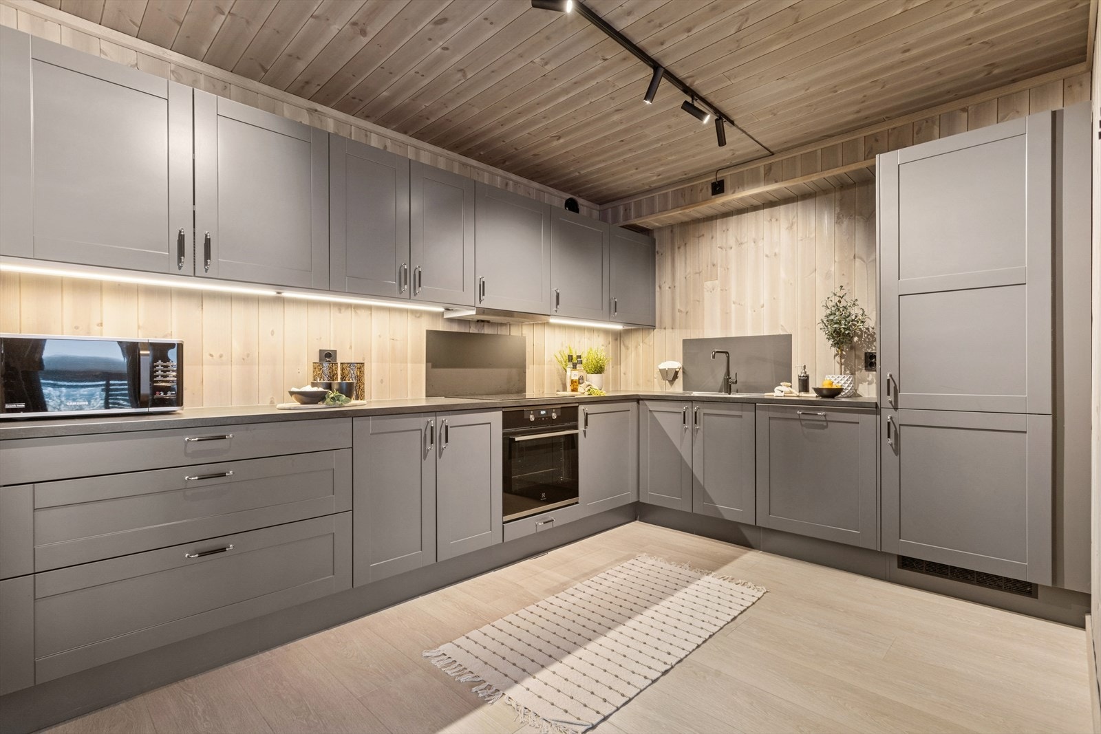 Stilrent Sigdal-kjøkken med integrerte hvitevarer og gode arbeidsflater. Galleribilde