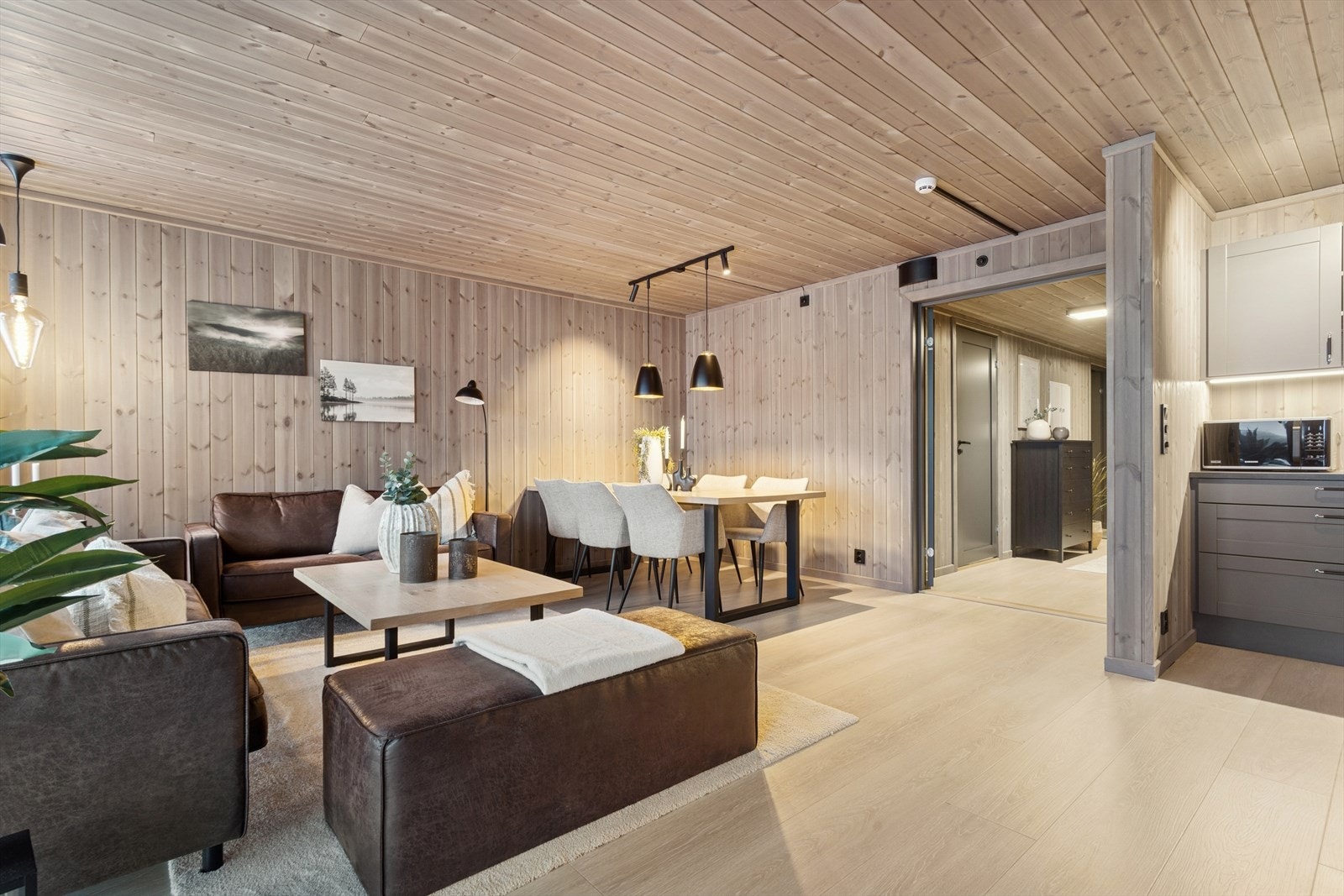 En varm og lun stue med solide overflater som skaper en naturlig flyt. Galleribilde