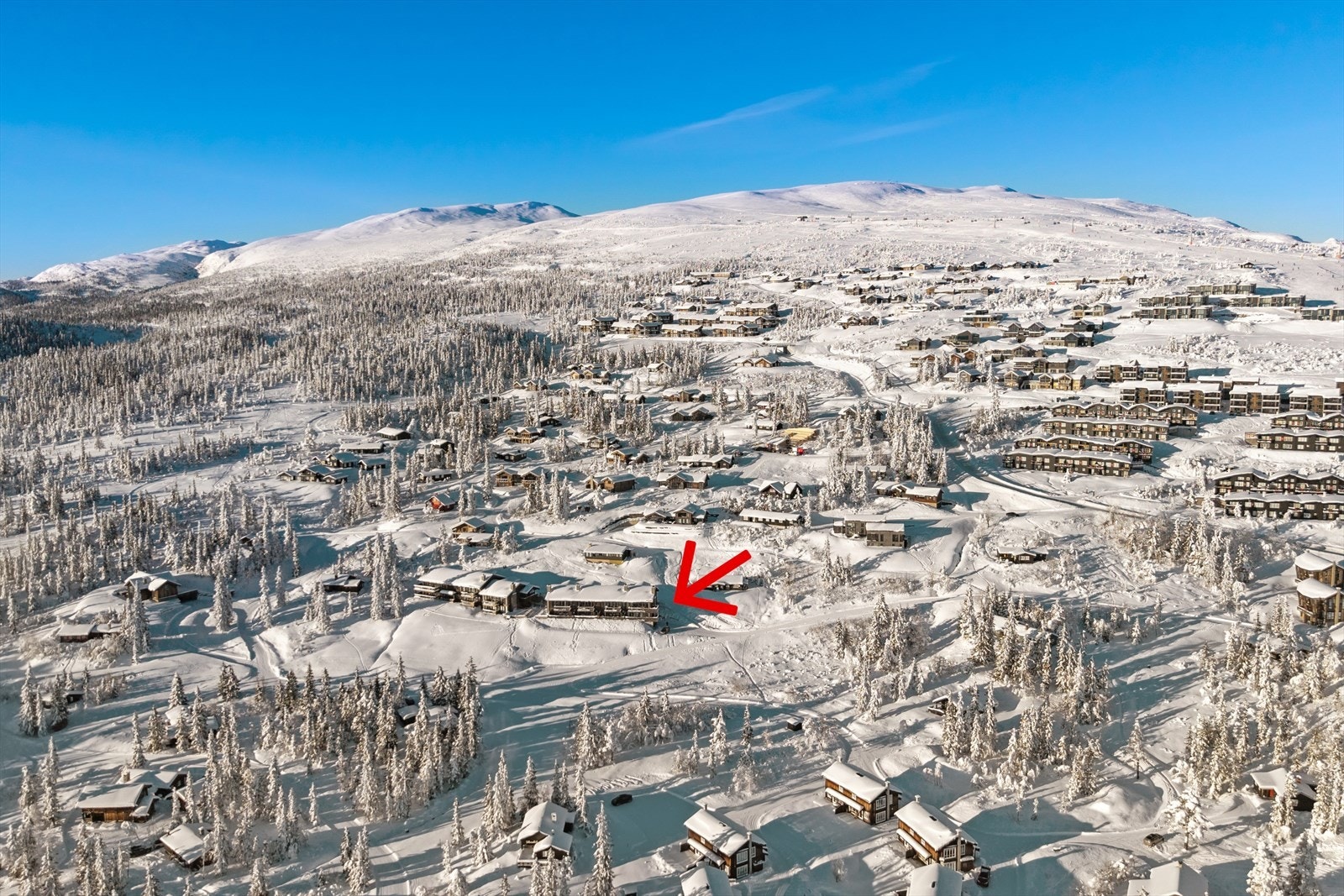 Sameiet består av to bygg med til sammen 15 seksjoner. I byggets underetasje er det parkeringsplasser med elbillader, felles treningsrom og felles disponibelt rom som benyttes som bordtennisrom og smørerom. Galleribilde