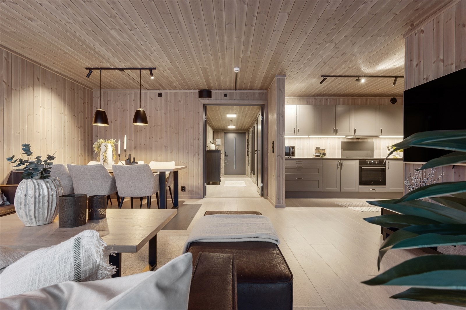 Stue og spisestue ligger åpent og fint til, med kjøkkenet som en naturlig del av rommet. Galleribilde