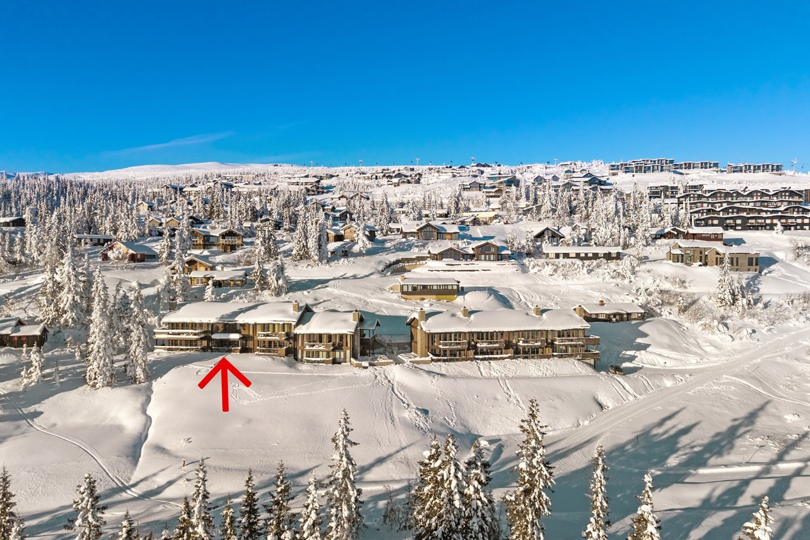 Snøspurvveien 25 - en innbydende fritidsleilighet på Norefjell med fin beliggenhet. Her har du en deilig kombinasjon av ro, utsikt og nærhet til alt det beste Norefjell har å by på. Galleribilde