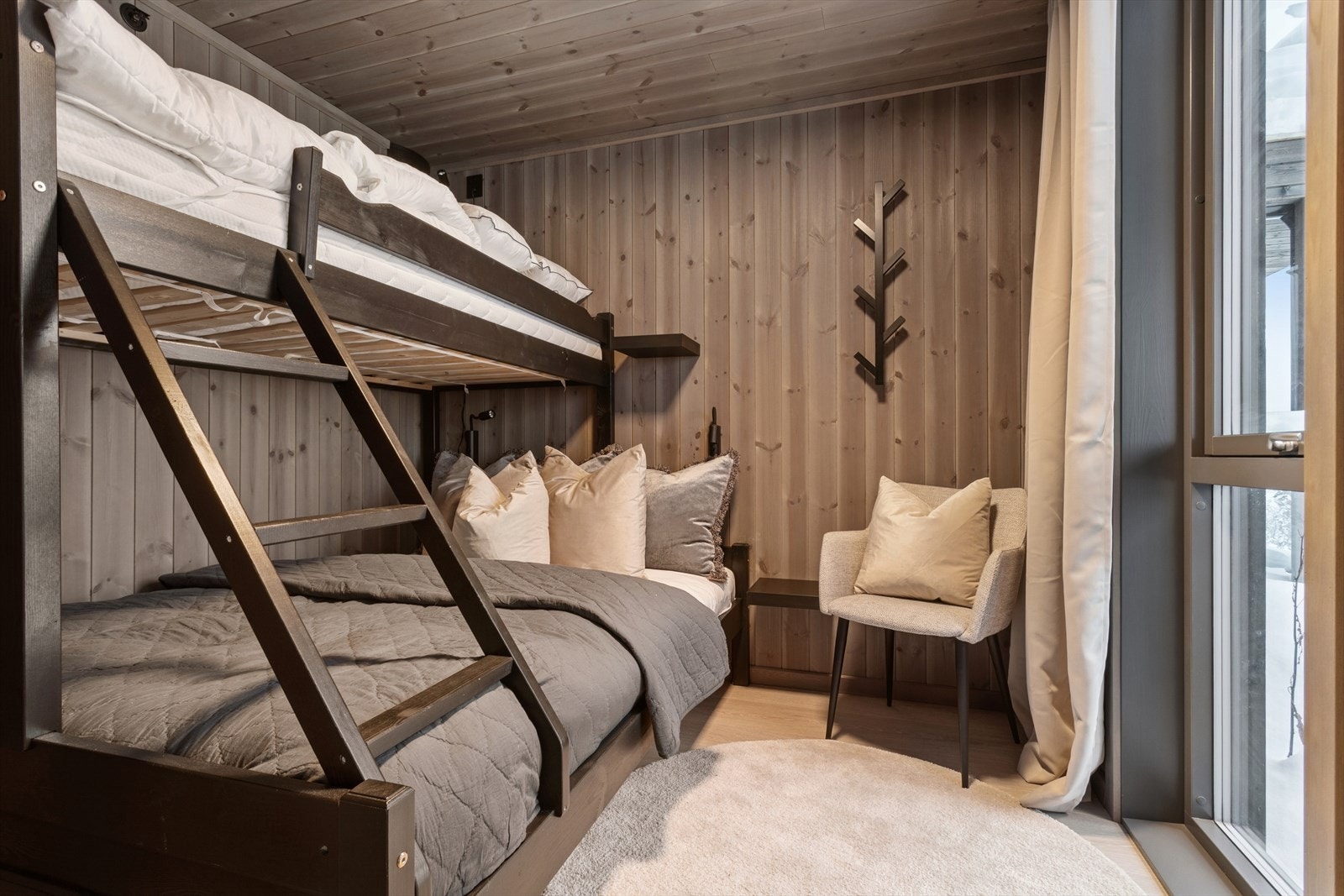 Soverom tre, et funksjonelt soverom med køyeseng, ideelt for hyttehelger med gjester. Galleribilde