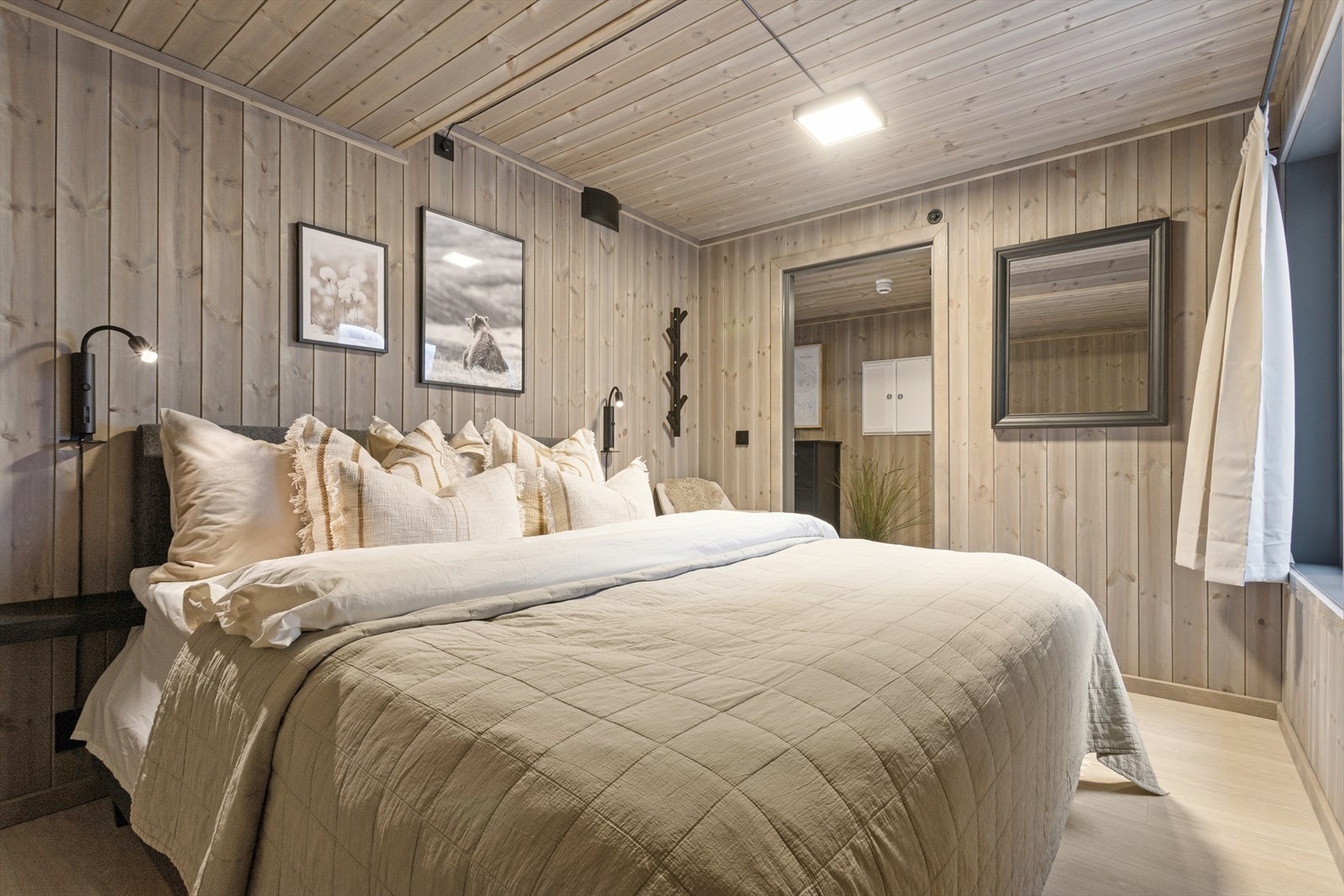 Lunt og trivelig hovedsoverom med god plass til dobbeltseng. Galleribilde