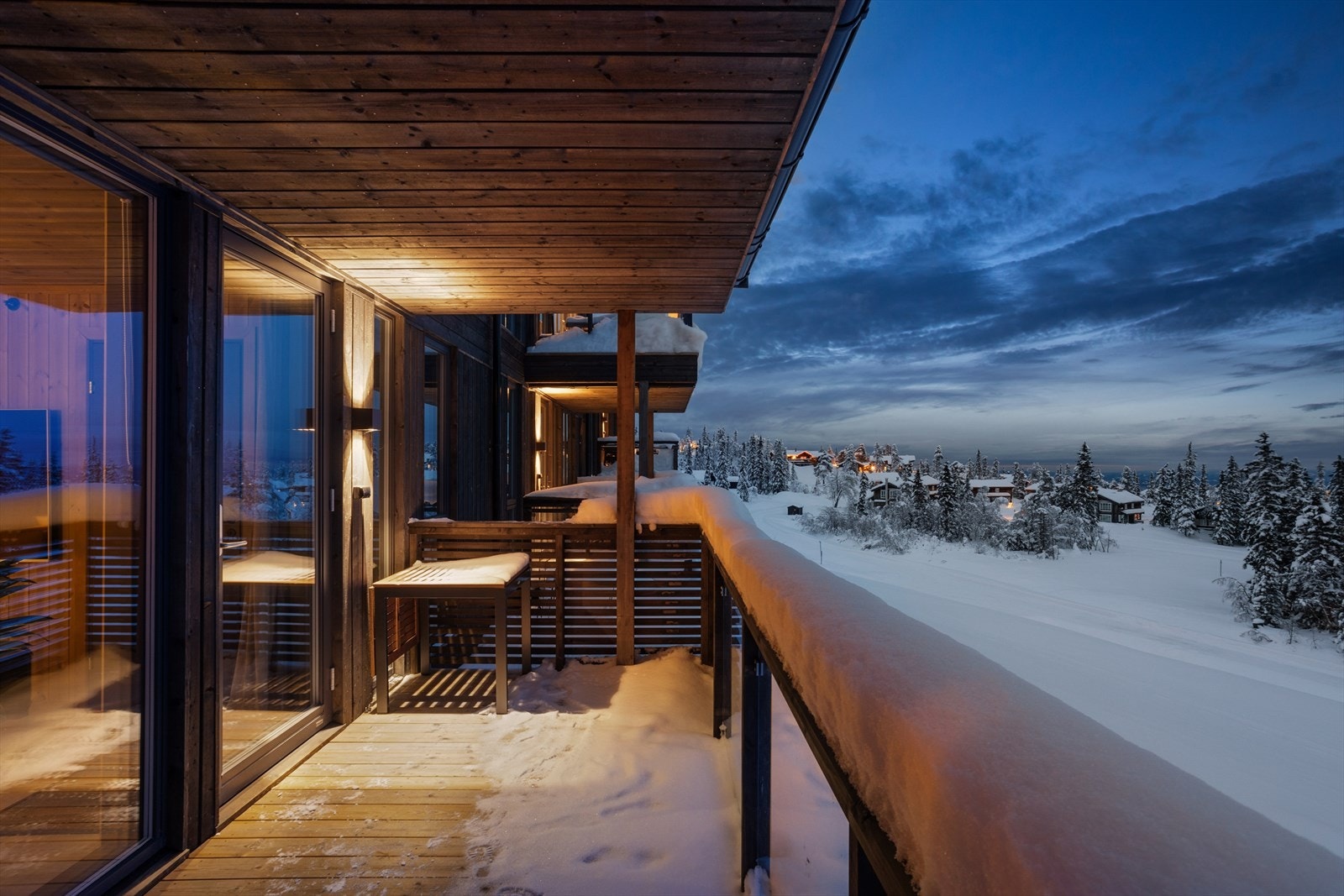 Finn frem ulltøy, sauskinn, en kopp med kakao og absorber kveldsstemningen på balkongen. Galleribilde