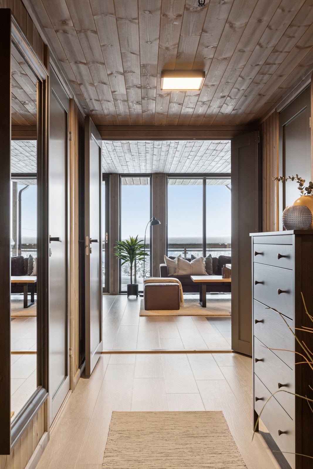 Gangen kan innredes med en smart garderobeløsning slik at det blir lett å holde orden på klær og annet som hører gangen til. Det er en utvendig bod på ca.2m2 ved inngangspartiet hvor skiene kan lagres. I tillegg er det bod i garasjekjeller på ca. 8m2. Galleribilde