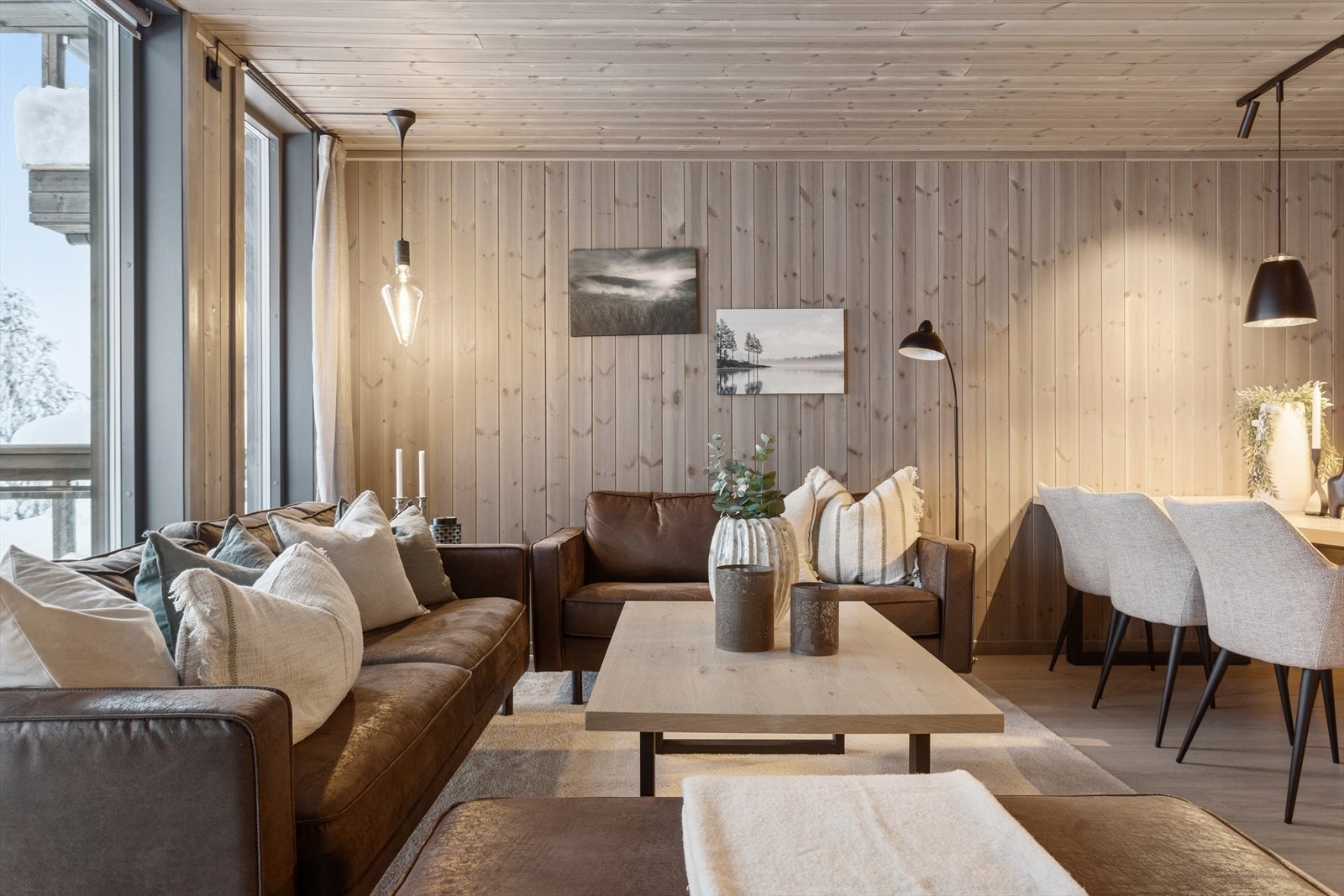 Her kan du senke skuldrene i en trivelig sofakrok med utsyn og fjellstemning. Galleribilde