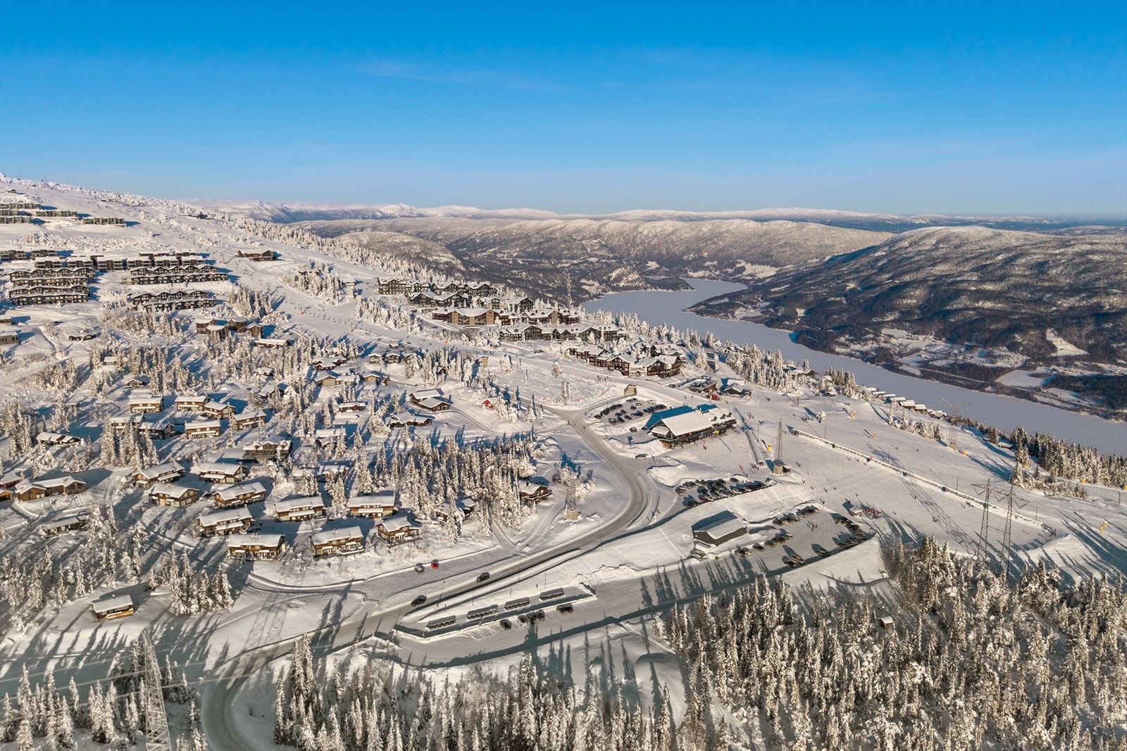 Helårsparadis for tur og ski - med turstier og toppturer rett fra hyttefeltet om sommeren, og Norefjell skisenter like i nærheten om vinteren. I tillegg har du kilometervis med oppkjørte skiløyper og uante muligheter for både langrenn og fjellski. Galleribilde
