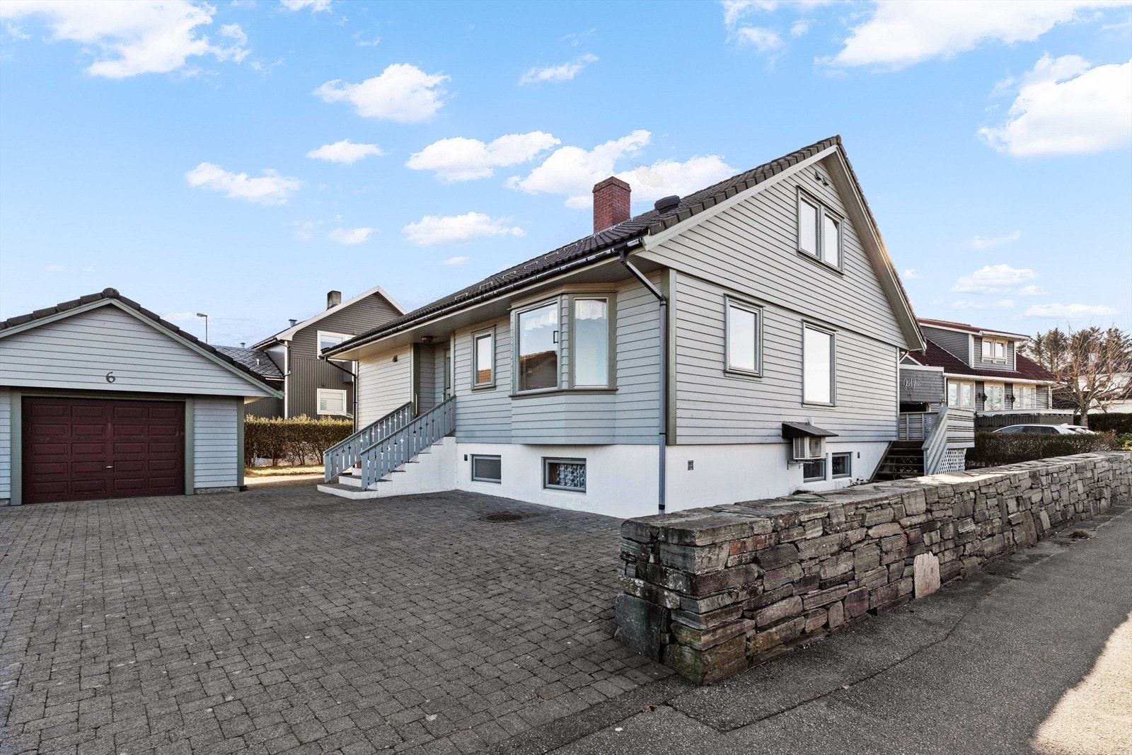 Parkering i garasje og på tomt Galleribilde