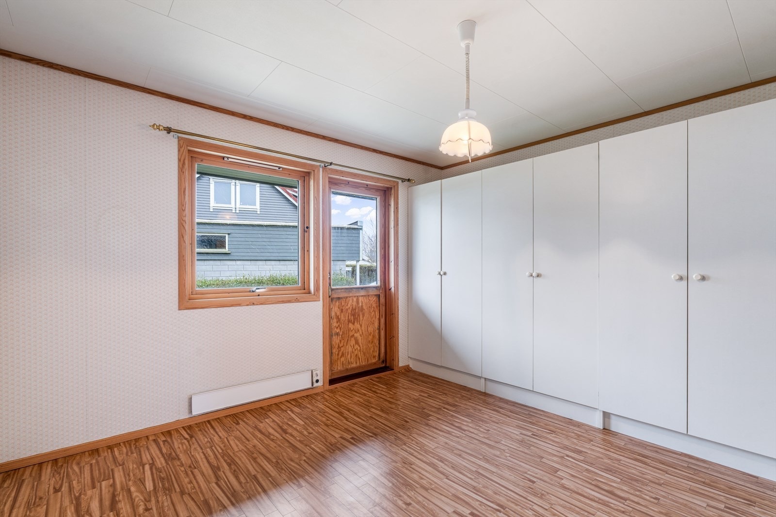 Soverom av god størrelse og med garderobeskap Galleribilde