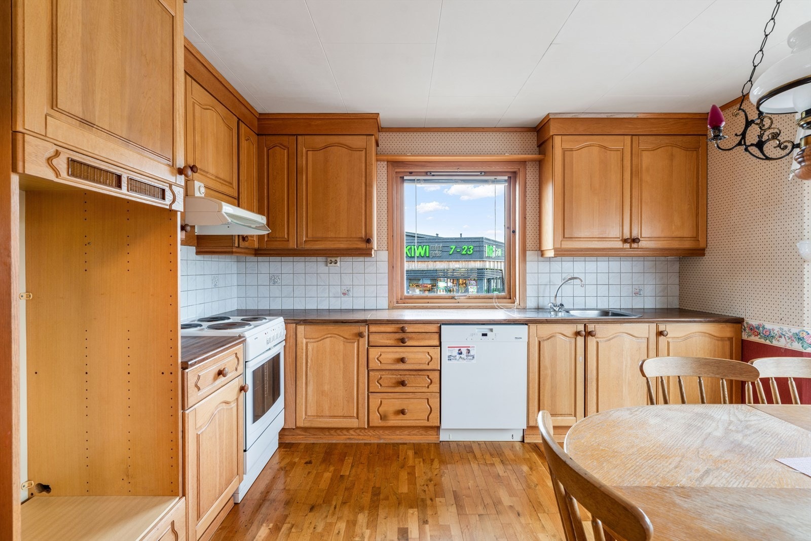 Kjøkken - her er det også plass til spisebordsmøbler Galleribilde