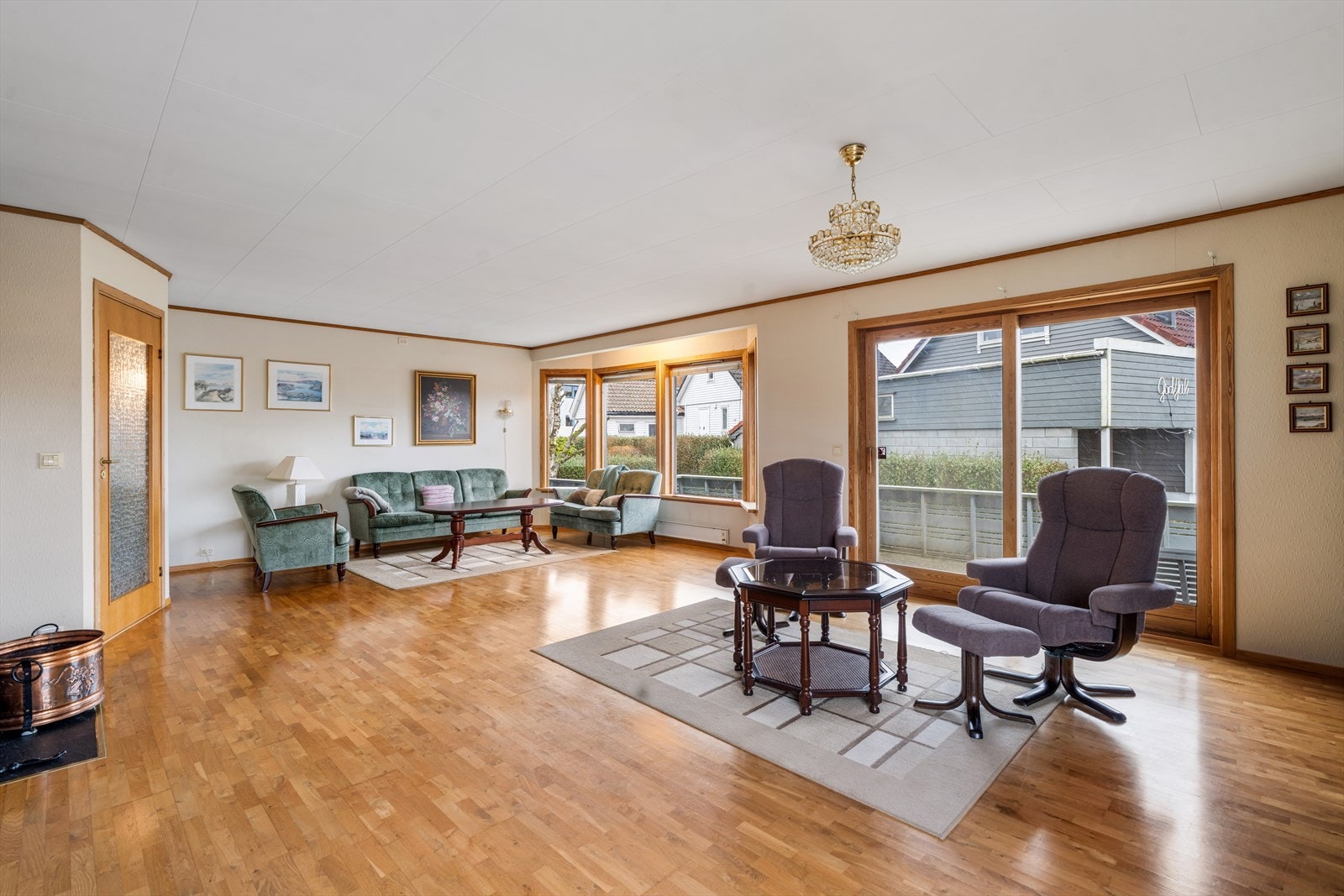 Stuen er romslig og med flere møbleringsmuligheter Galleribilde