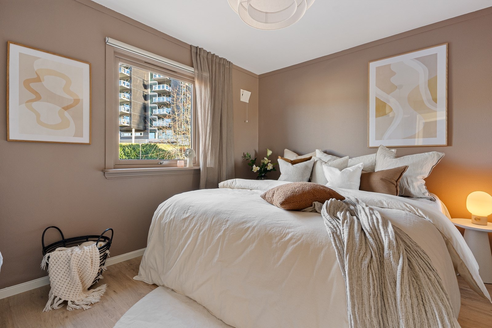 God plass til stor dobbeltseng, nattbord, kommode og garderobeskap. Galleribilde