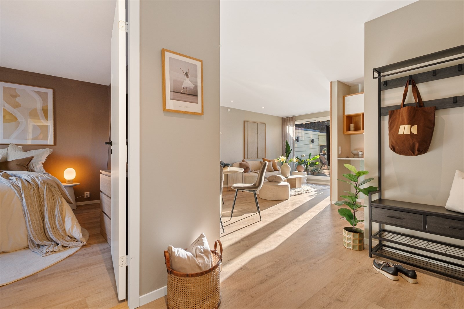 Leiligheten har nylig gjennomgått en total oppussing og fremstår som moderne, delikat og stilfull i samtlige rom. Galleribilde