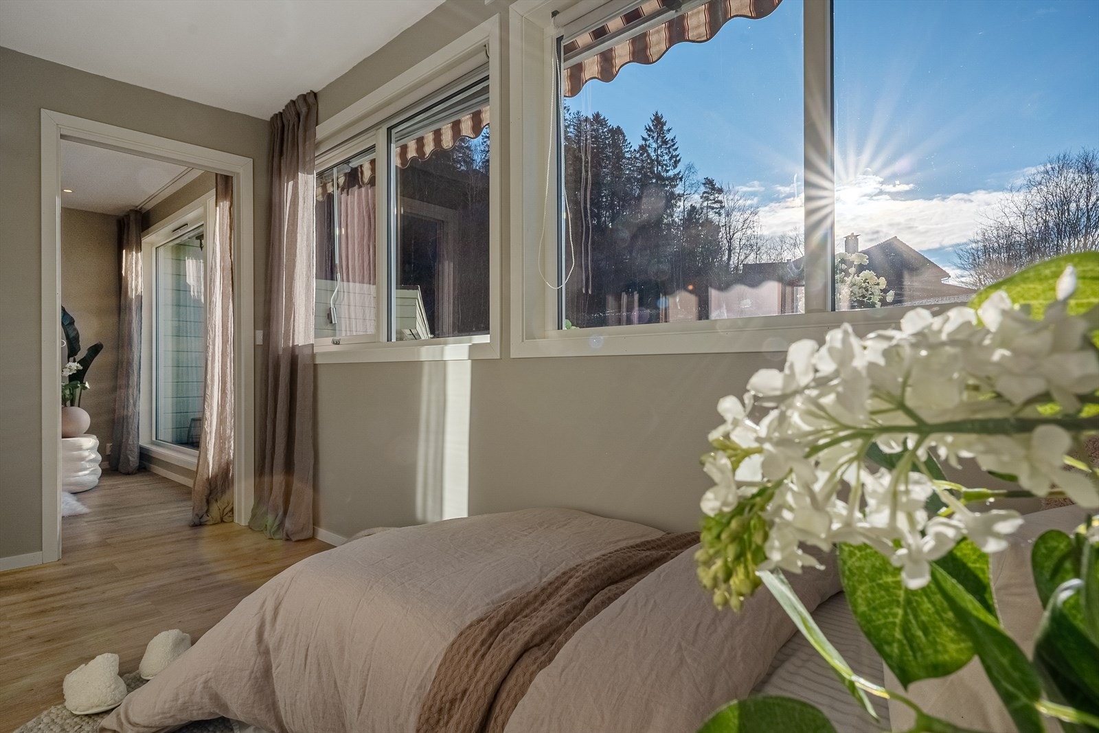 Nye vinduer med sotet glass er satt inn i 2025. Det er en praktisk skyvedør mellom soverom og stue. Galleribilde