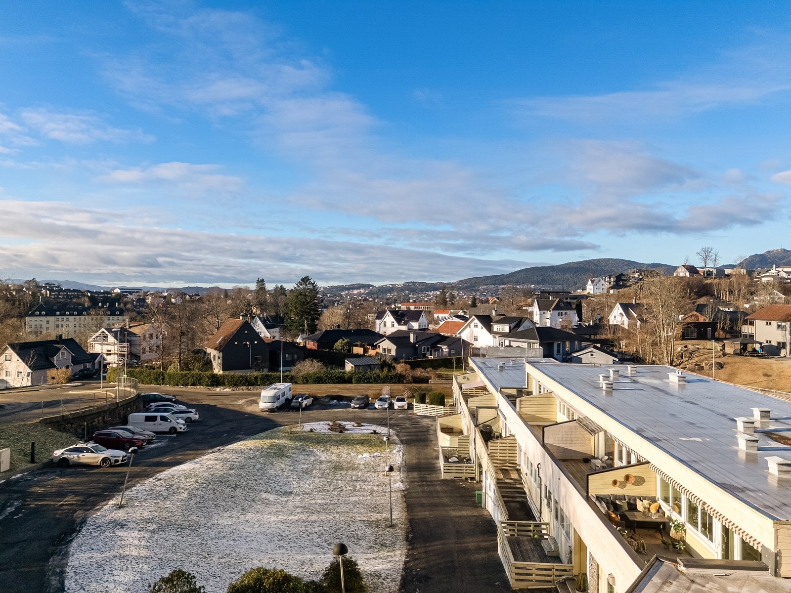 Felles parkeringsplass med muligheter for el-bil lading. Galleribilde