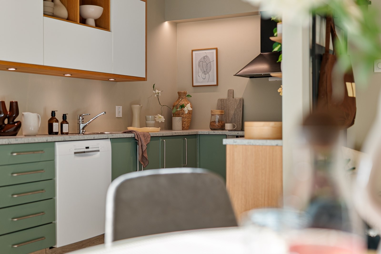 Fransk landlig sjarm møter moderne funksjonalitet, på dette kjøkkenet vil du trives. Galleribilde