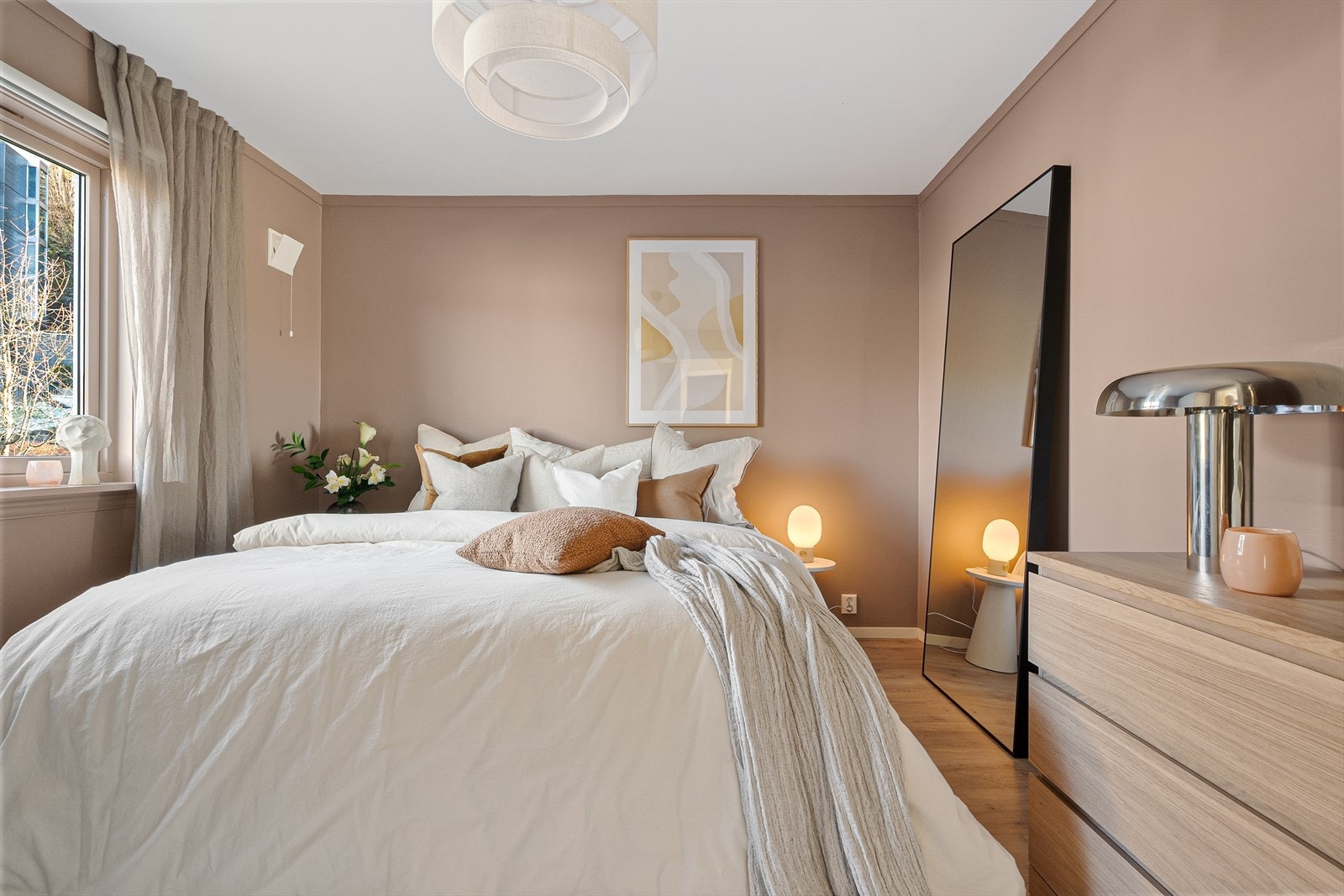 Hovedsoverommet er av god størrelse med en behagelig farge på vegg. Galleribilde