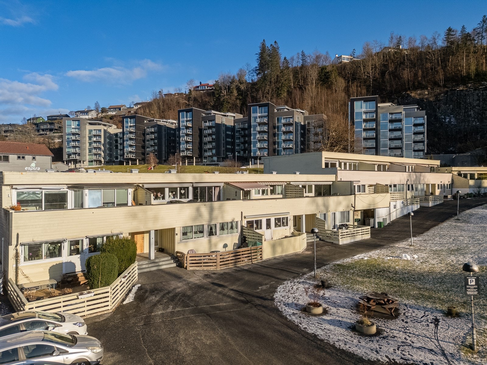 Fellesarealene er opparbeidet med grøntareal, lekeplass for de minste og asfaltert innkjørsel/parkering. Galleribilde