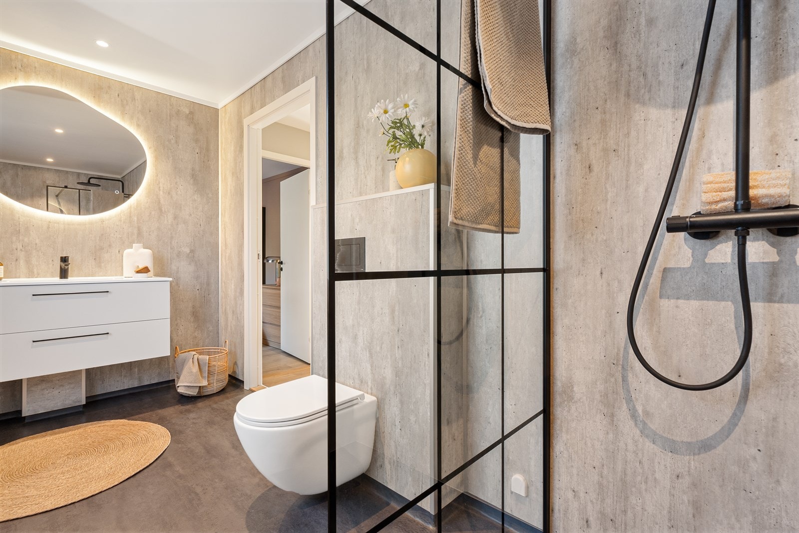 Lekkert og moderne nyoppusset bad. Her er det støpt nytt gulv og lagt nytt våtromsbelegg. Galleribilde