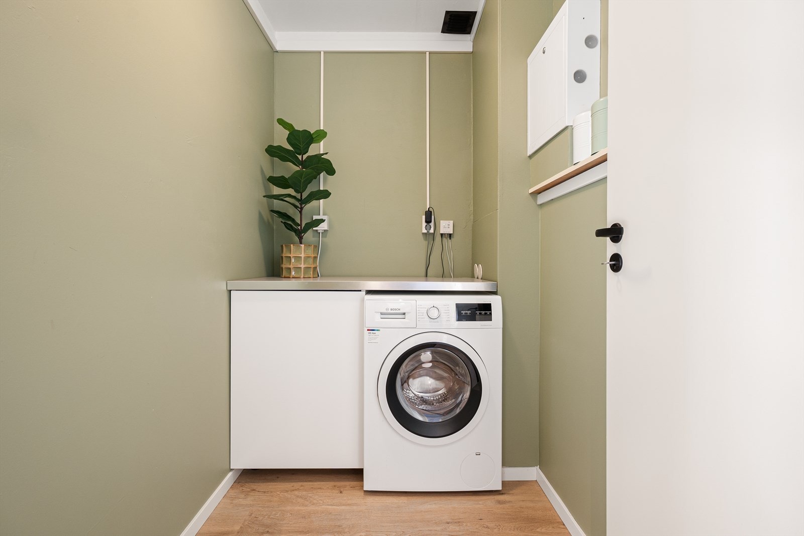 Innvendig bod er smart innredet som kombinert vaskerom. Ekspress varmtvannstank plassert i skap. (Aquastopp) Galleribilde