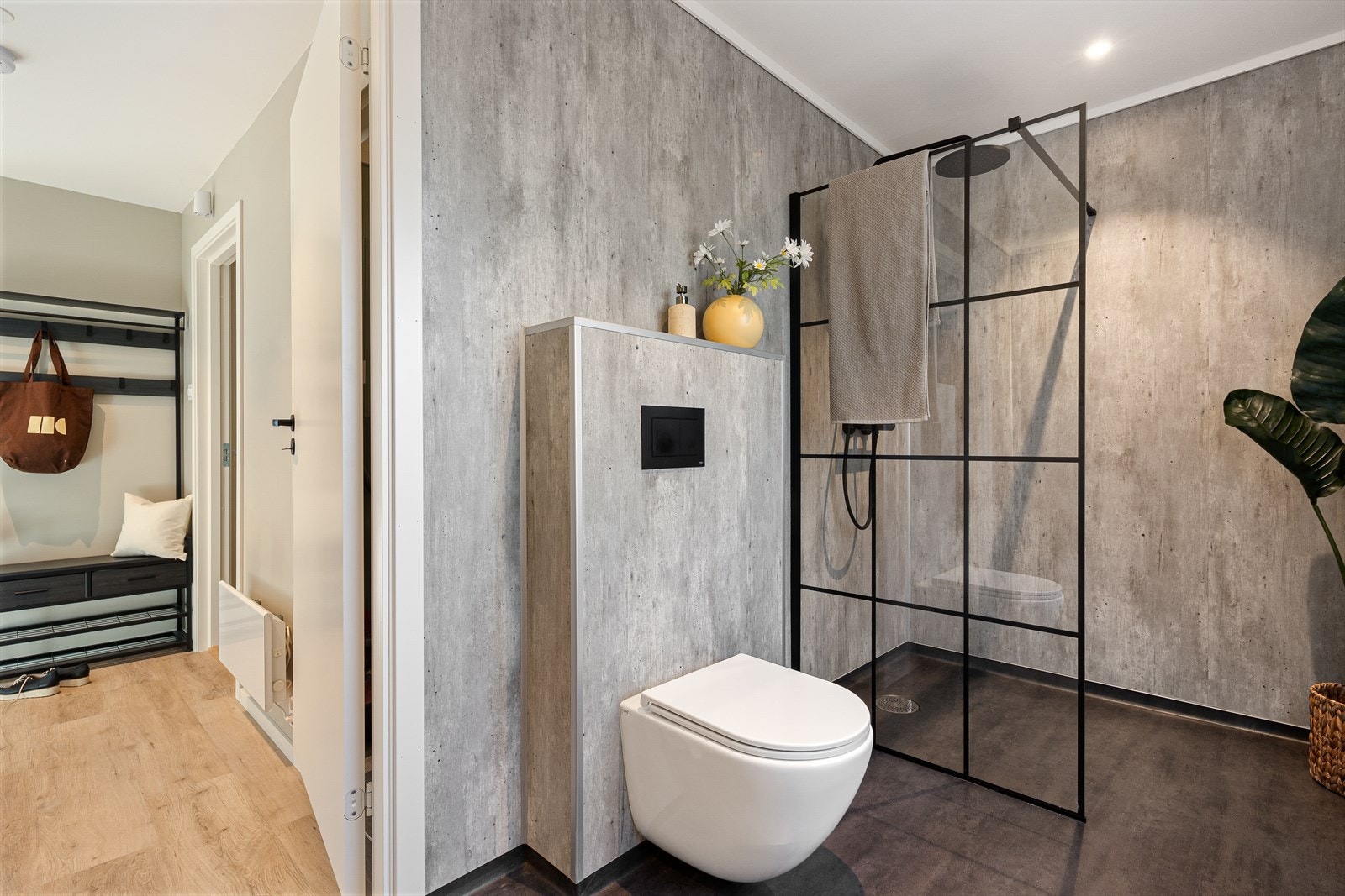 En stilfull walk-in-dusj med elegant dusjvegg og moderne sort dekor som gir et eksklusivt uttrykk. Galleribilde