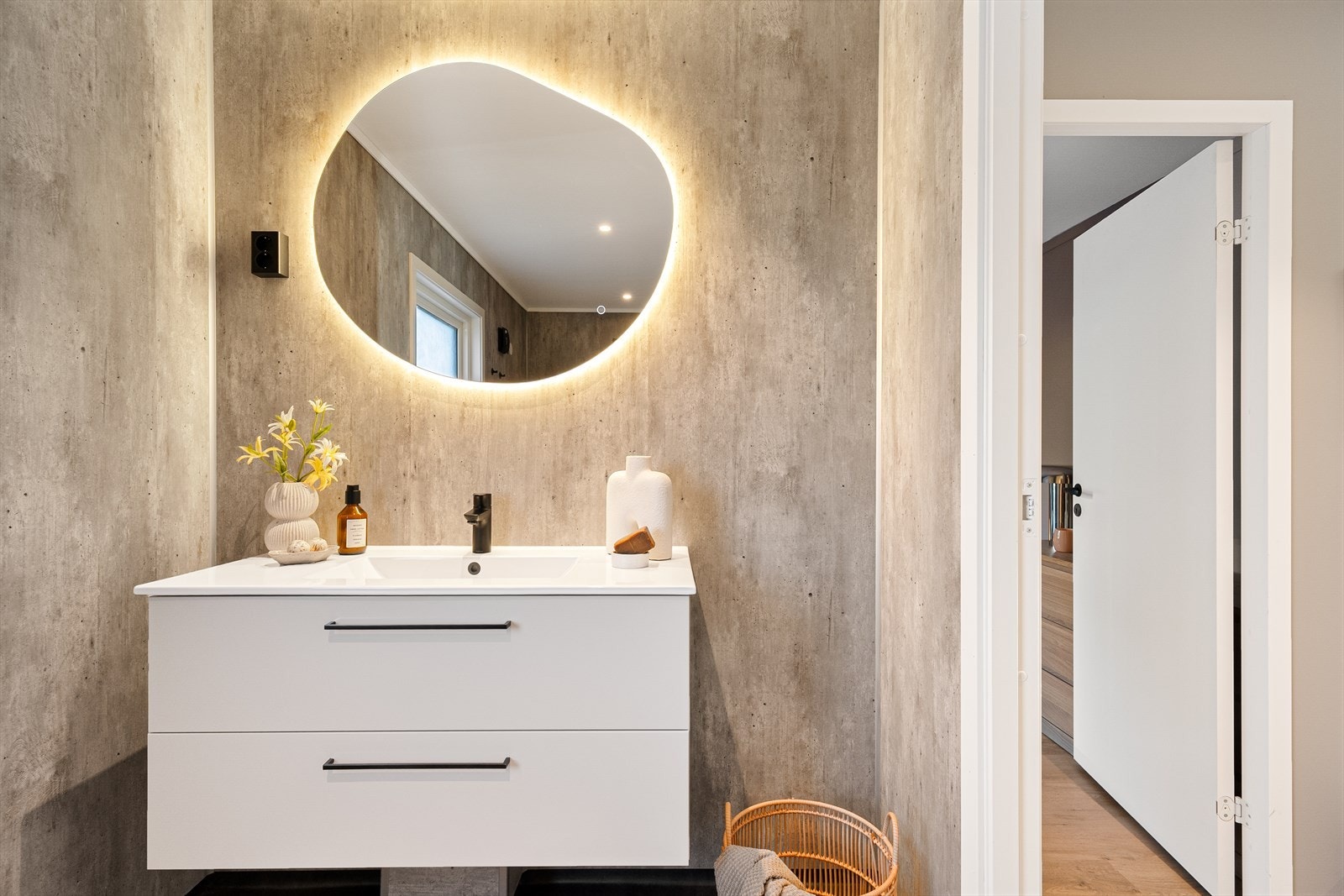 Flott innredning med perfekt speil for make-up`n. Lyset bak speilet kan dimmes og justeres til hvitt eller varm lysfarge. Galleribilde