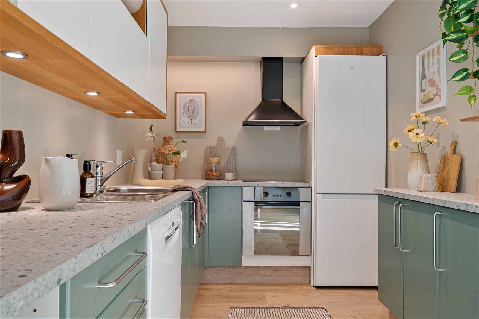 Spotter under overskap gir godt med arbeidslys Galleribilde