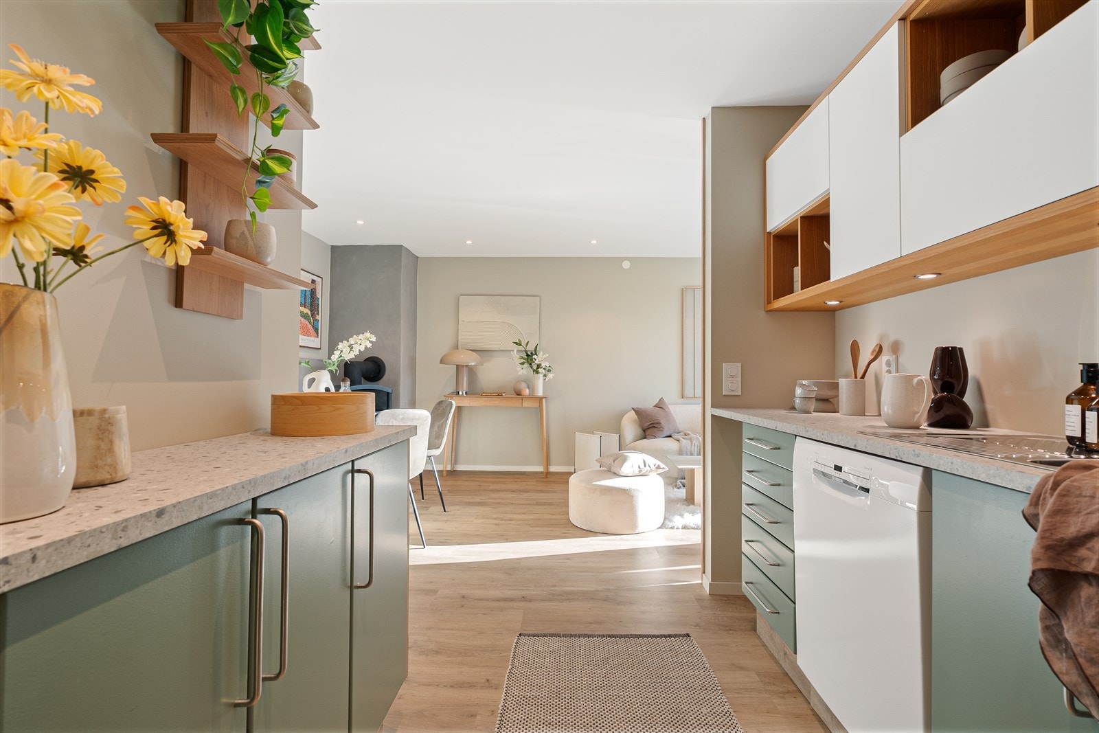 Det er en elegant åpen løsning mellom kjøkken og stue. Galleribilde