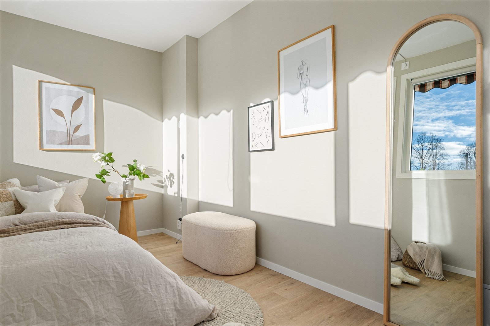 Rommet er etterisolert ut mot terrasse, mot nabo og mot kjøkken. Mot nabo er det satt opp en lydvegg. Galleribilde