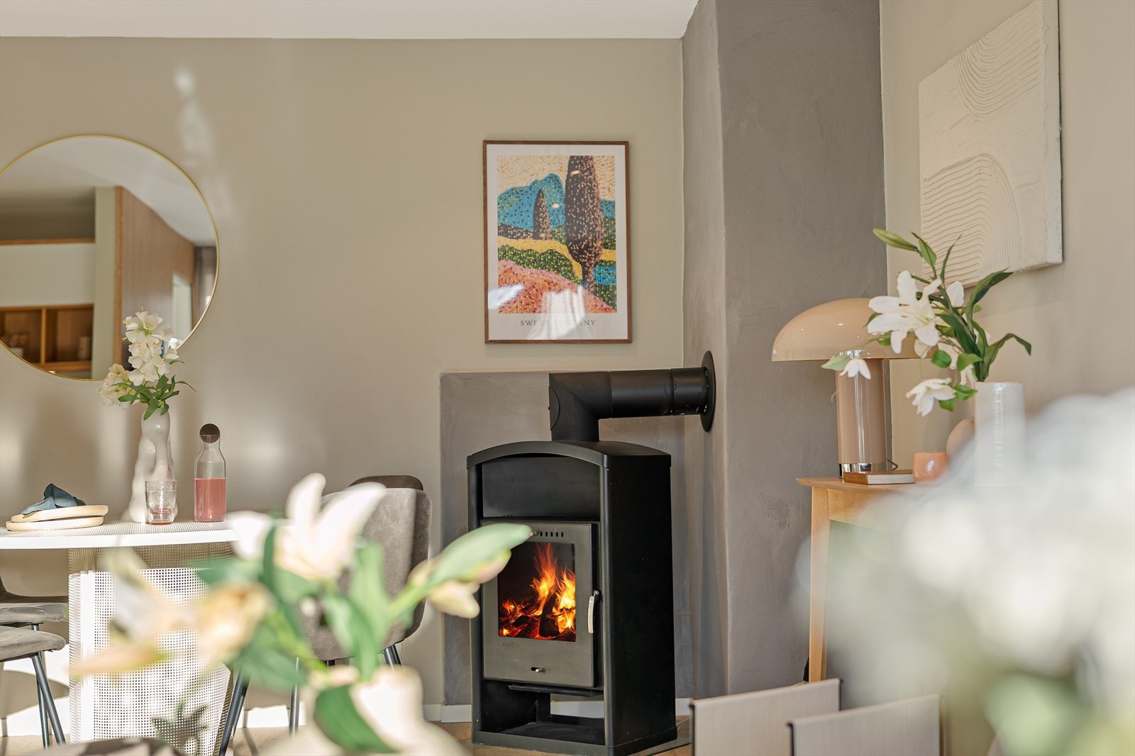 Ny vedovn montert i 2025, pipe pusset samme år. Ovnen gir en behagelig varme til hele rommet. Galleribilde