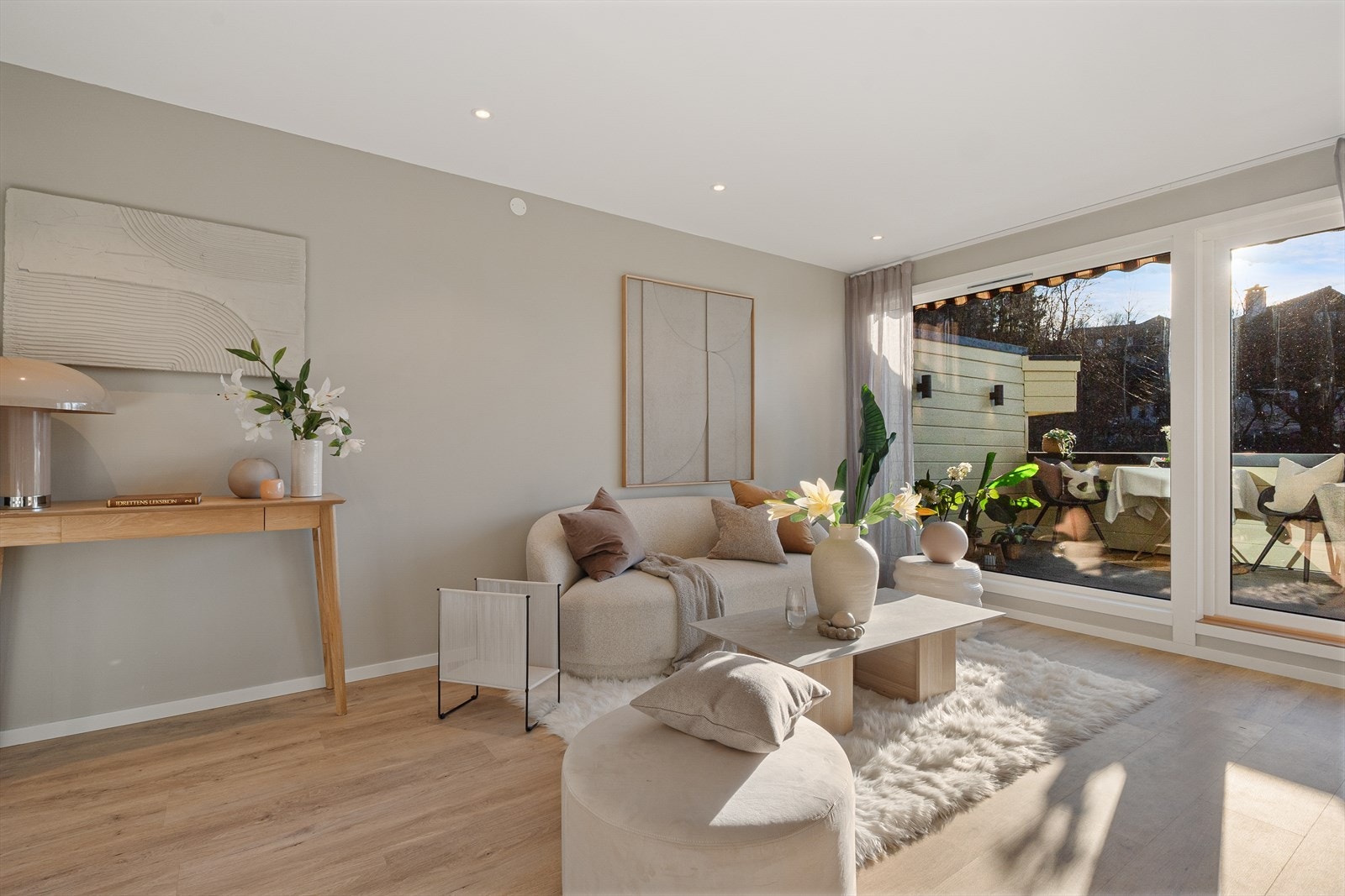 Stuen har flere vegger som åpner for smart møblering, perfekt for deg som liker å variere uttrykket. Galleribilde