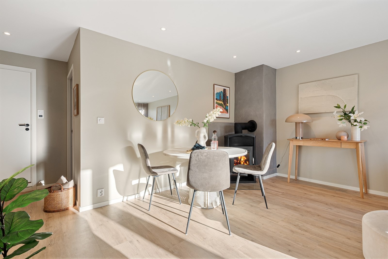 Spottene i taket gir et stilrent uttrykk der du kan variere stemningen. Galleribilde