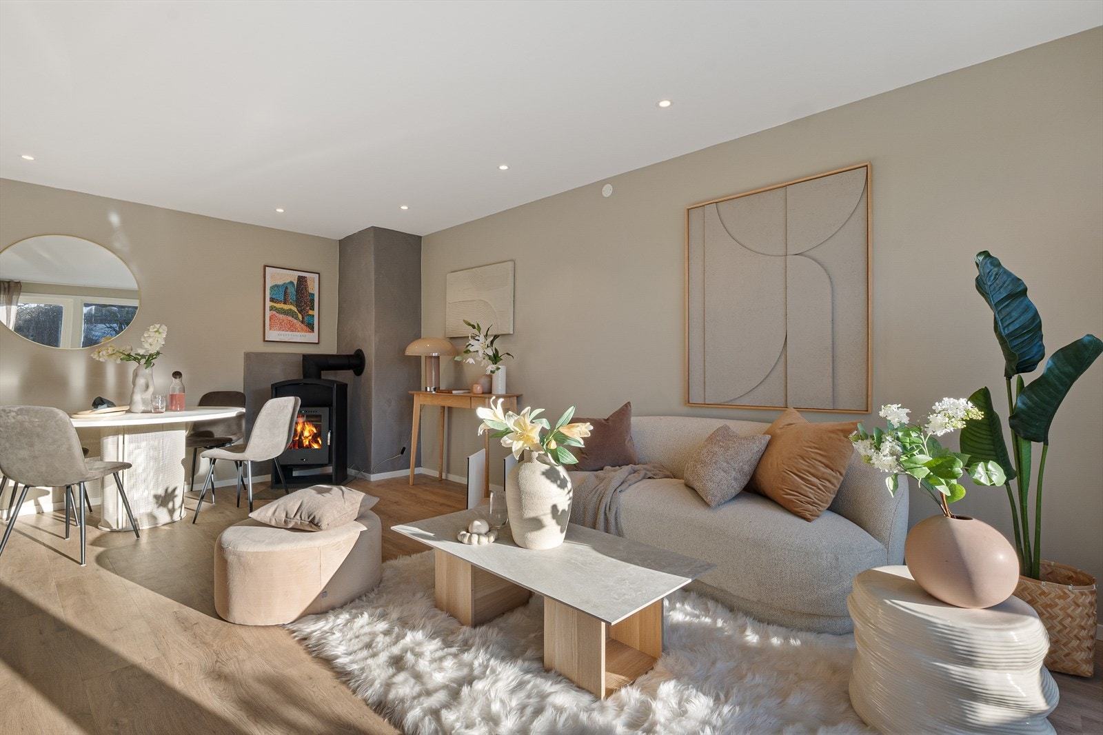 God plass til ønsket møblering der du kan dele stuen inn i sosiale soner med spisebord og sofakrok. Galleribilde