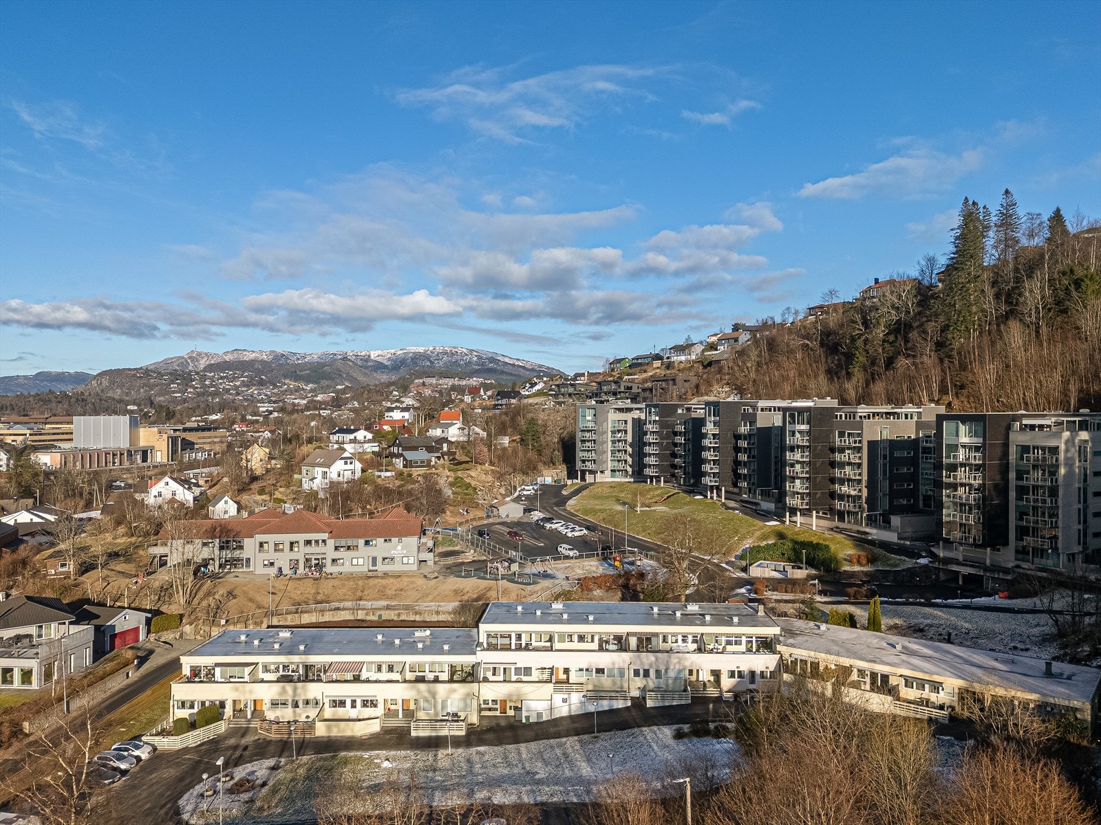 Her bor du i et rolig nabolag med kort avstand til Rema 1000 og Kiwi. Ønsker du flere servicetilbud er de kun 5 min gang til Nesttun senter. Galleribilde