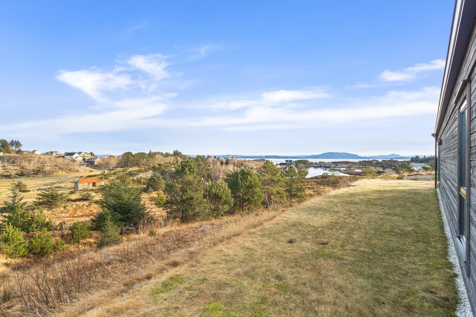 Fra eiendommen har man en nydelig utsikt over Hjeltefjorden Galleribilde