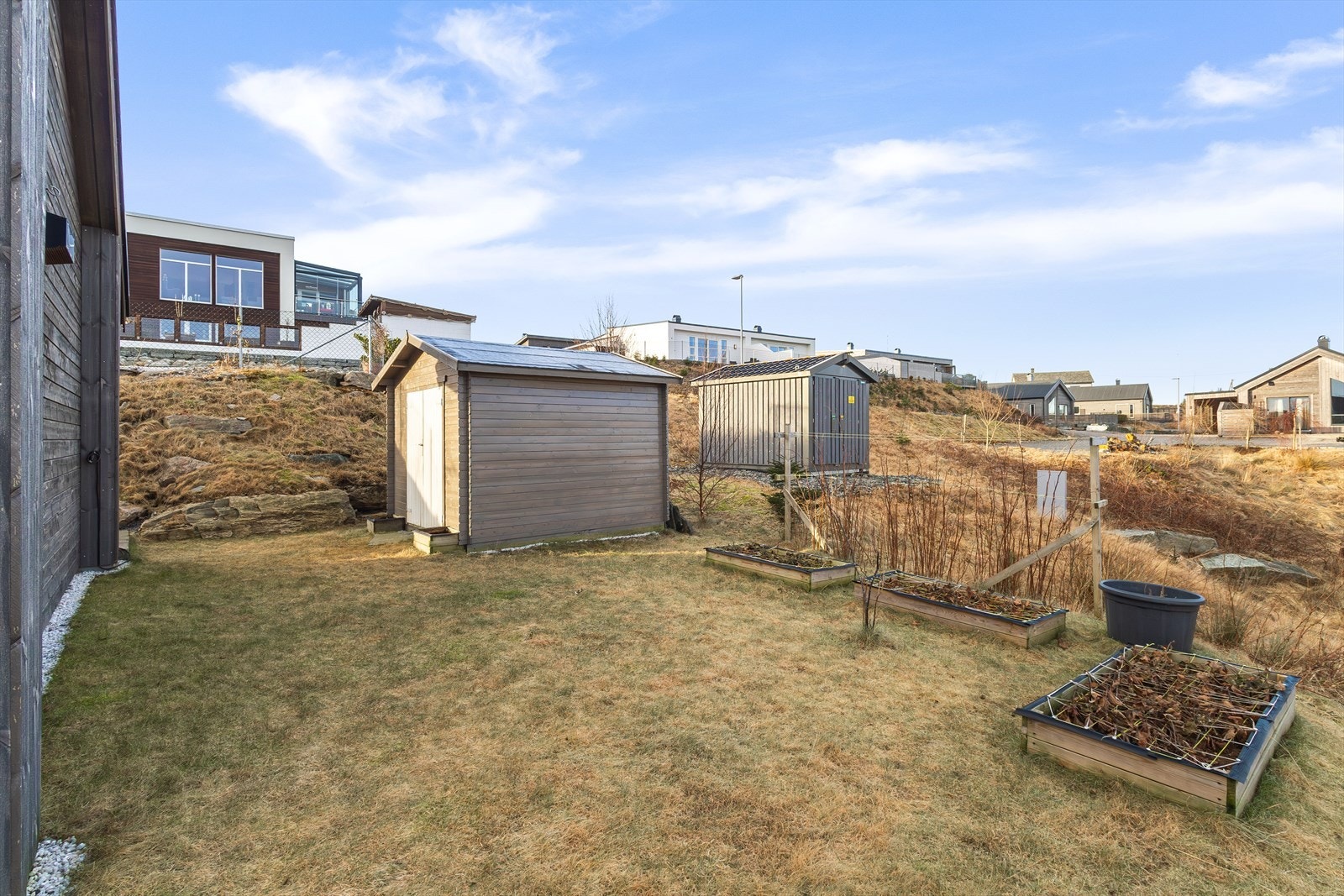 Hagen er flat og pent opparbeidet med gode utearealer. Ekstern bod er mål til ca. 7,1 m². Galleribilde