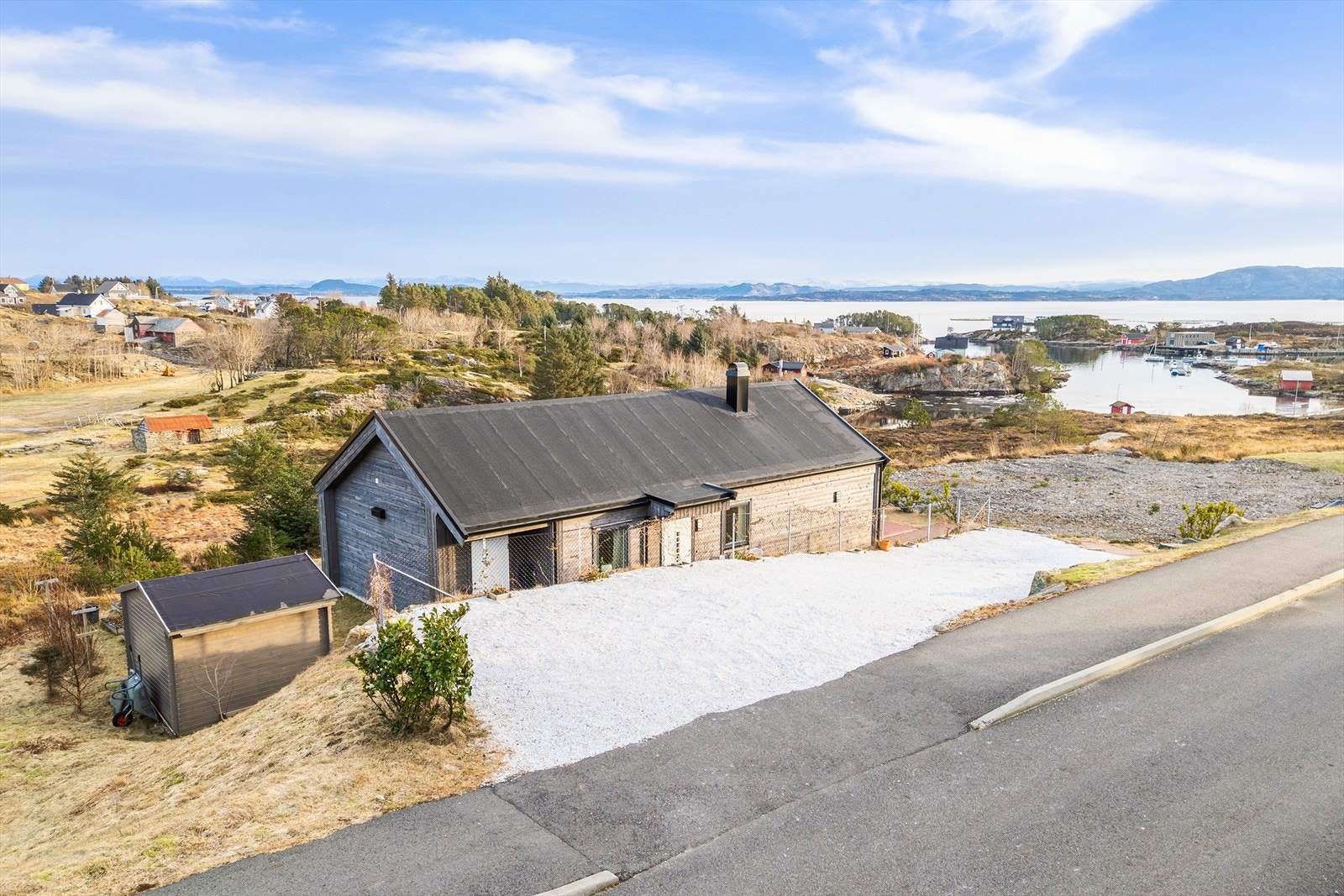 På tomten er det god plass til parkering av flere biler. Galleribilde