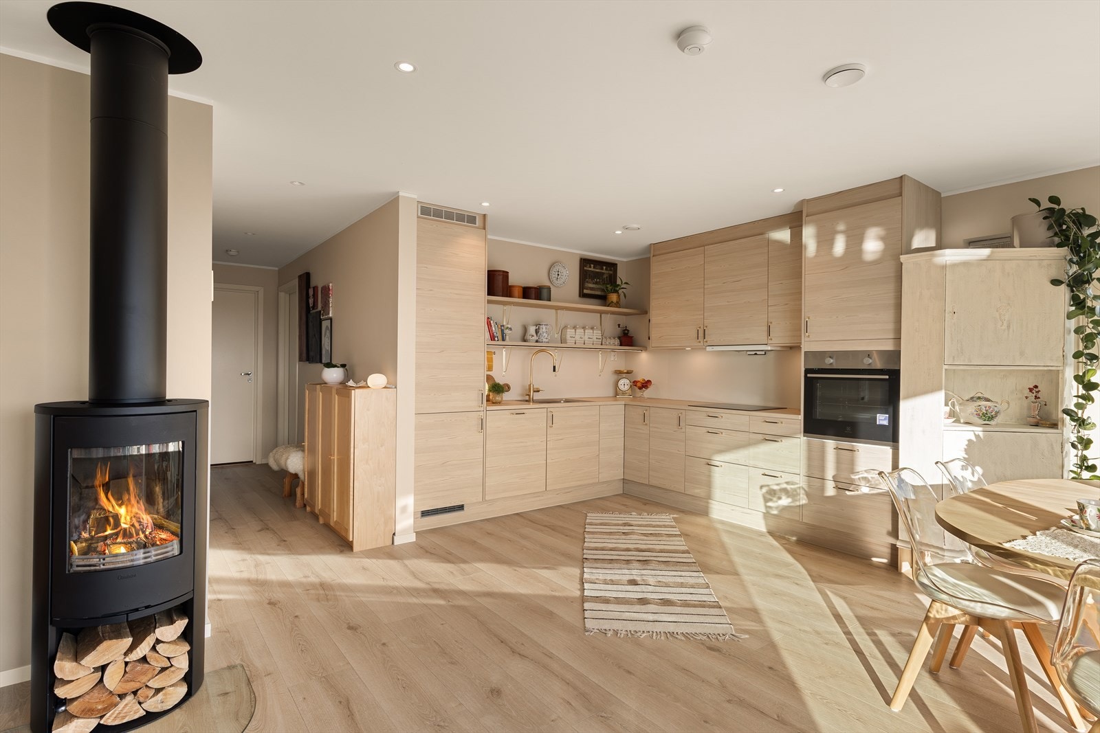 Kjøkkenet og stuen er av åpen løsning, slik at boligen er mer arealeffektiv. Galleribilde