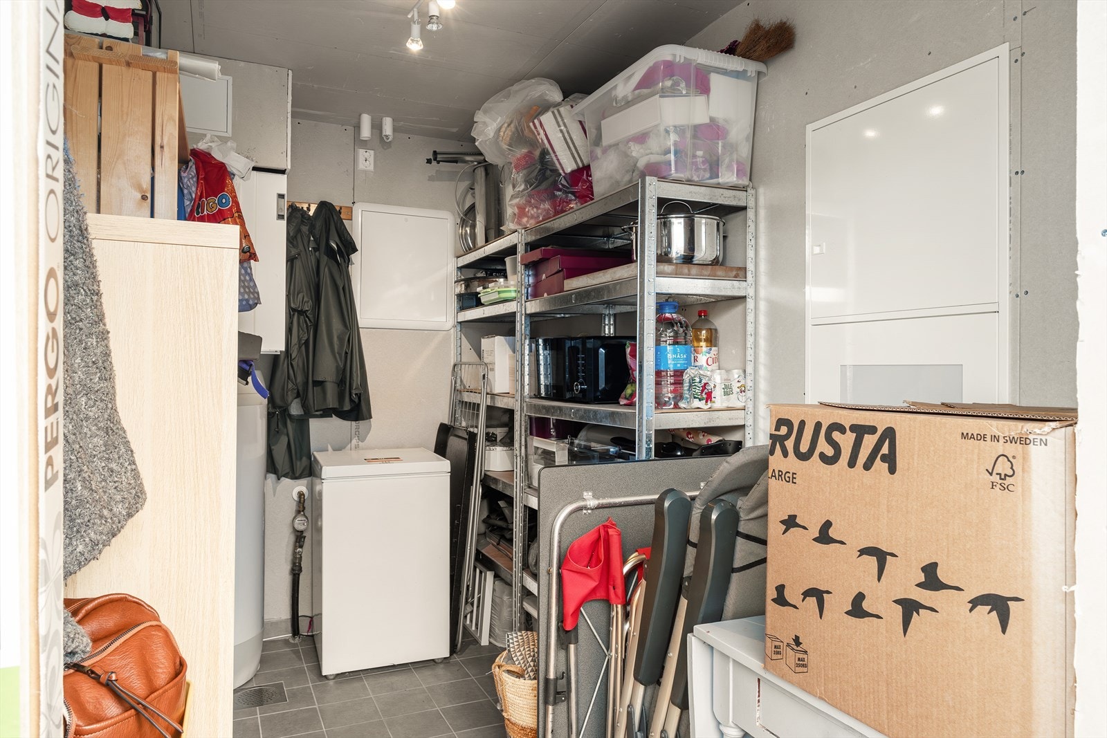 I tillegg til en frittstående bod på eiendommen, så er det også en bod i boligen med utvendig adkomst. Galleribilde