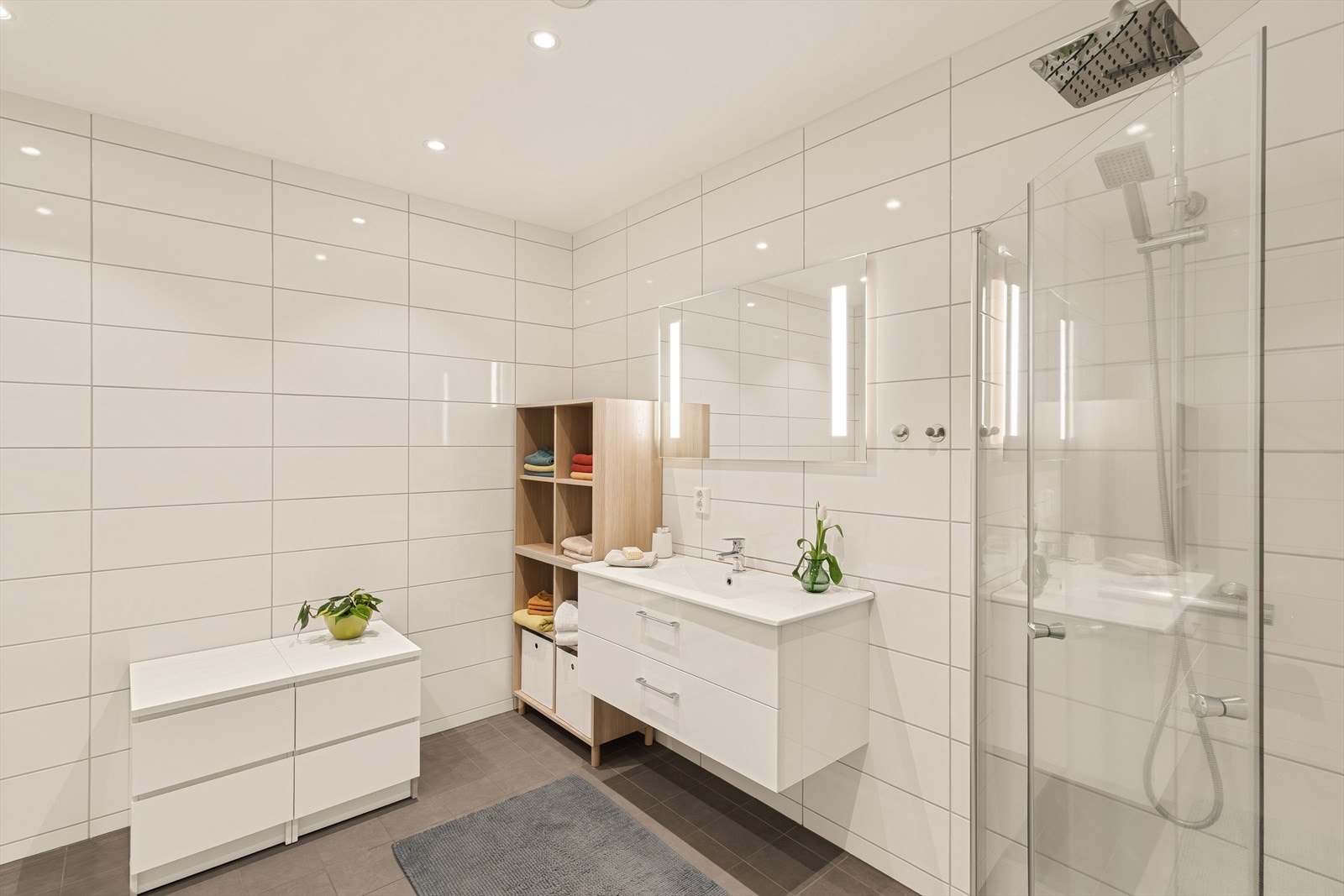 Badet er helfliset med keramiske fliser og har varmekabler i gulv. Det er målt til 7,7 m² og er av god størrelse. Galleribilde