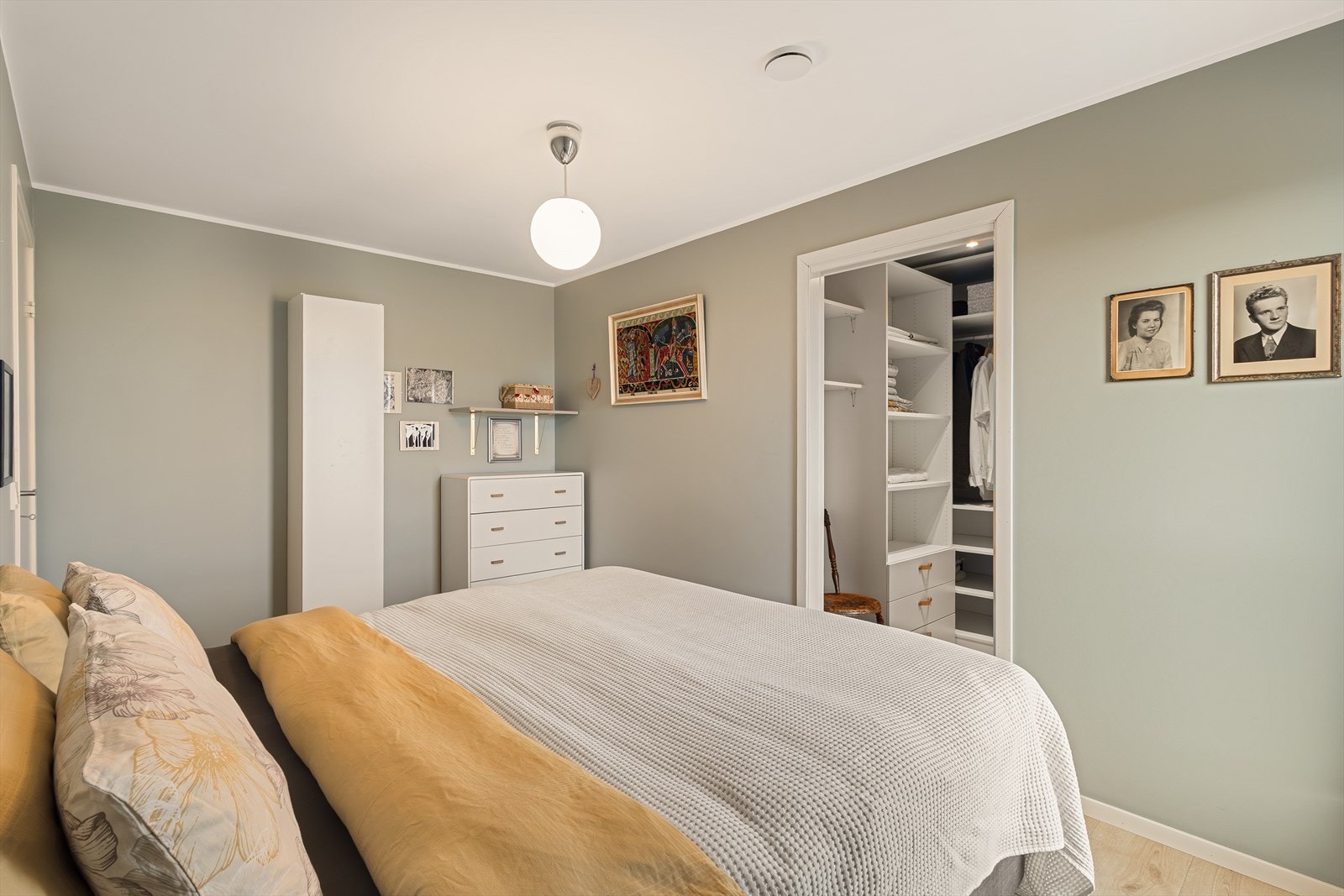 Her er det laminat på gulv og malt platekledning på vegger og himling. Galleribilde