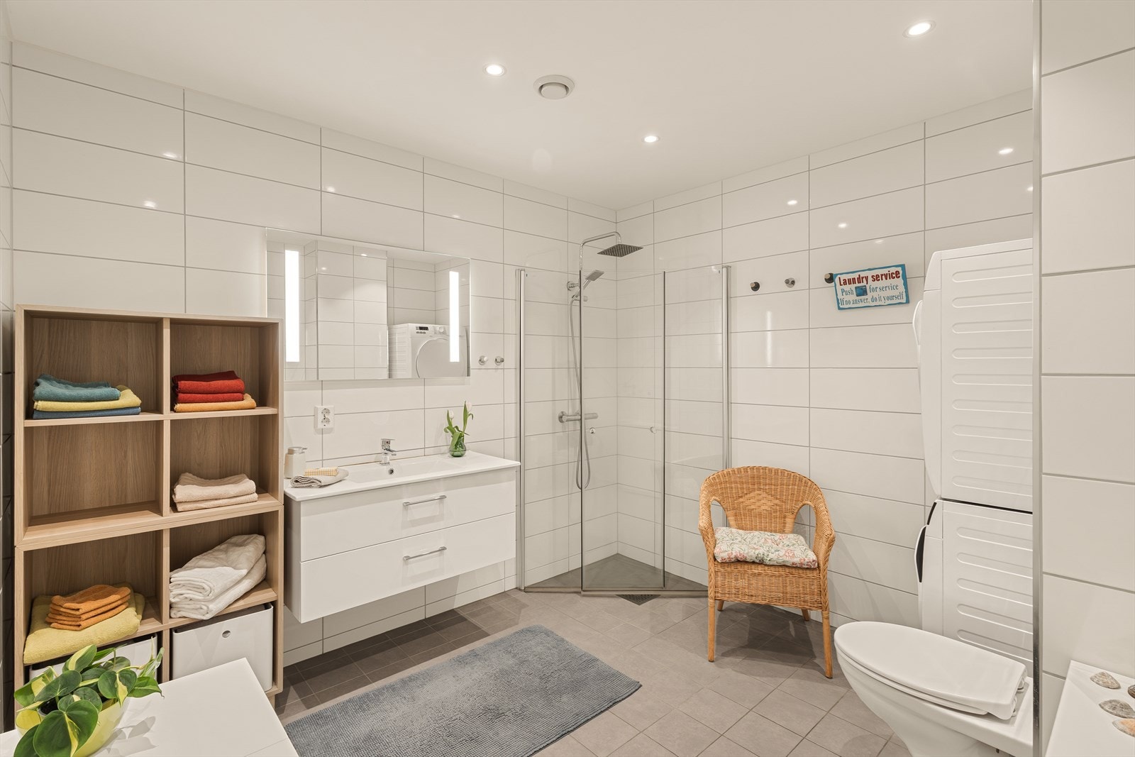 Badet er innredet med vegghengt toalett, servant med speil og dusjhjørne. Det er også innfelte spotlights i himling. Galleribilde