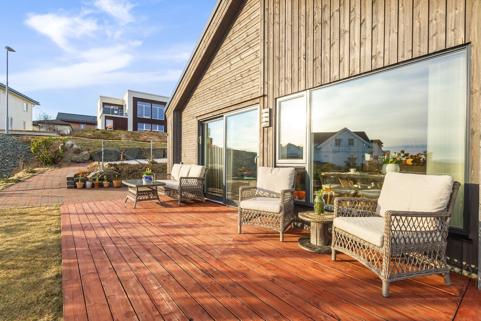 Her er det god plass for utemøbler på fine sommerdager. Galleribilde