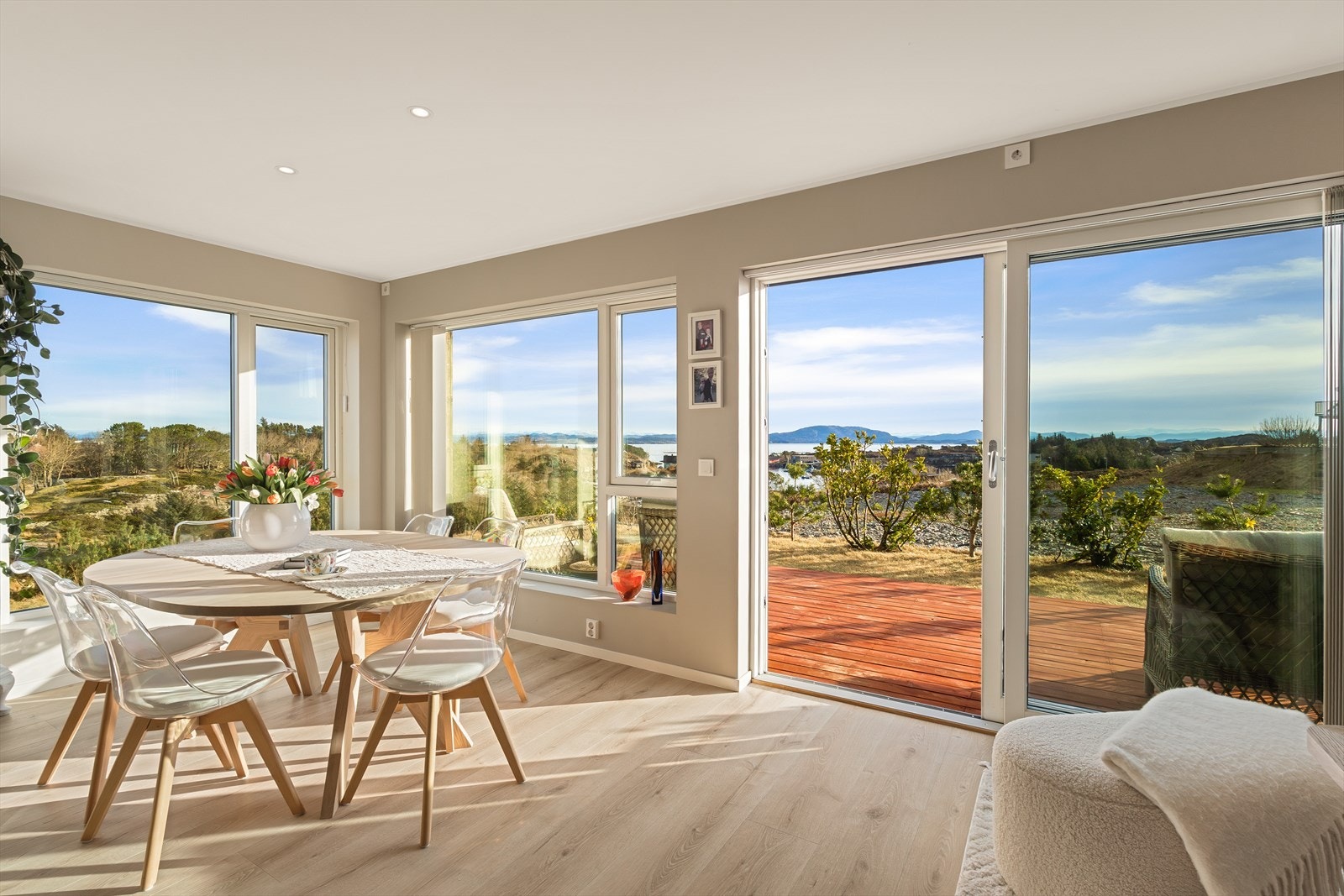 Fra stuen er det utgang til terrasse med nydelig utsikt. Galleribilde