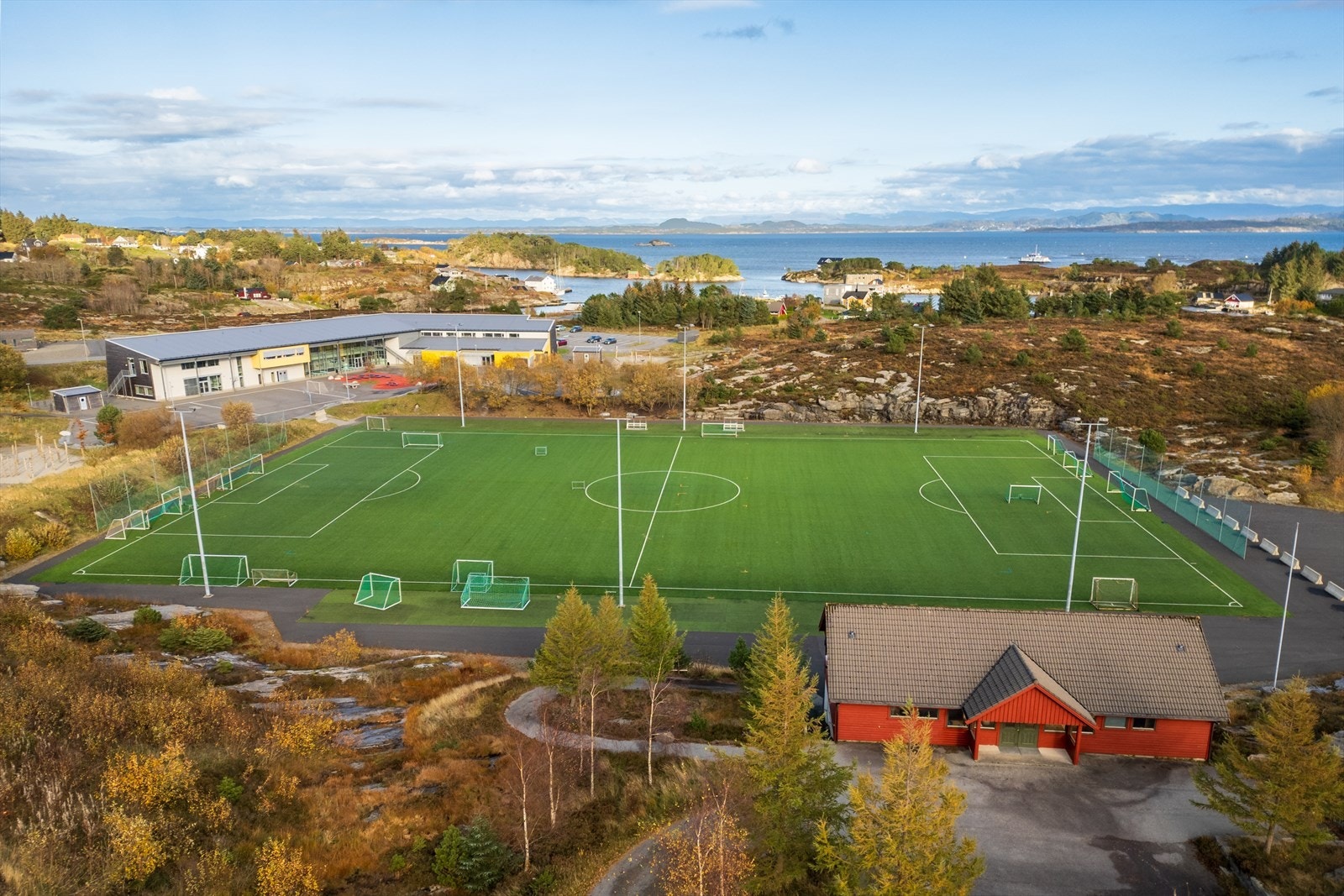 Ved Nesemyra fotballanlegg kan barna spille fotball. Galleribilde