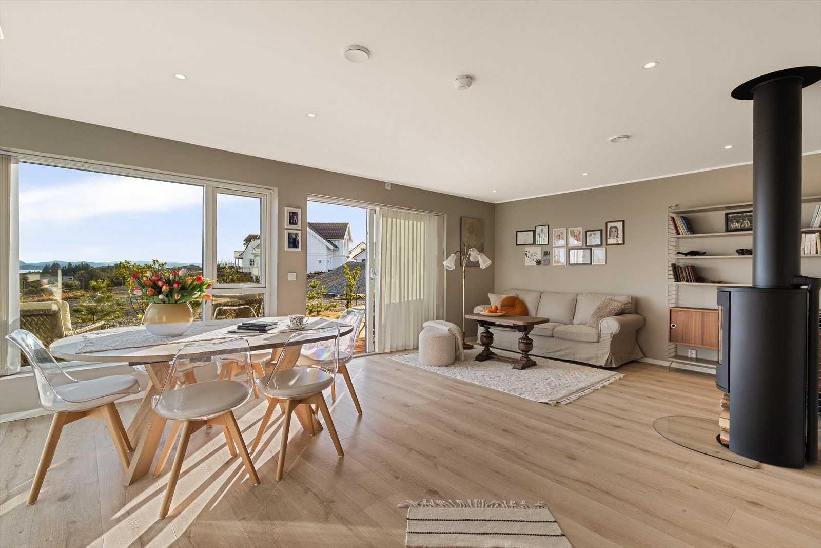 Det er vedovn i stue som er perfekt for kalde dager. Det er også gulvvarme i stue/kjøkken. Galleribilde