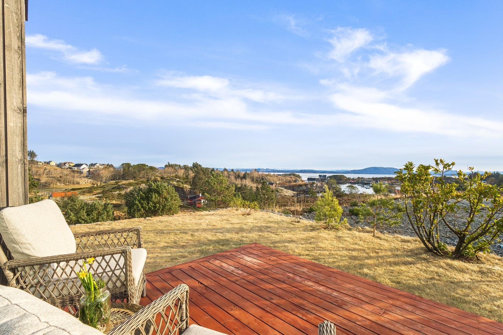 Terrassen ligger østvendt til og man kan nyte den flotte utsikten over Hjeltefjorden Galleribilde