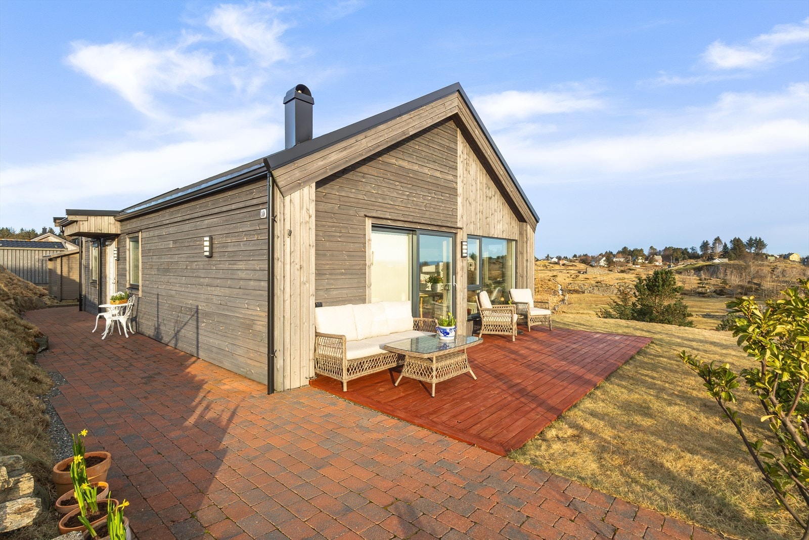 Tomten er ellers belagt med blant annet belegningsstein, slik at man kan flytte seg rundt etter værforholdene. Galleribilde