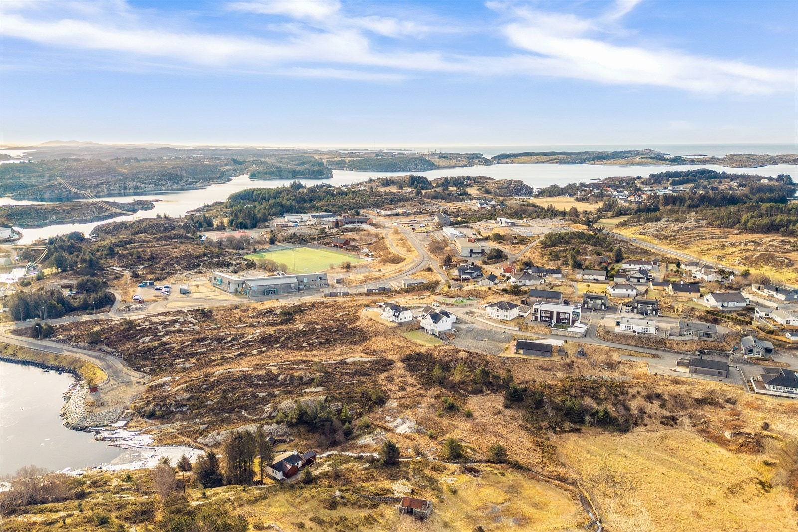 Det tar omtrent 12 minutter å kjøre til Rong, ca. 30 minutter til Ågotnes, ca. 40 minutter til Sartor senter og ca. en time til Bergen sentrum. Galleribilde