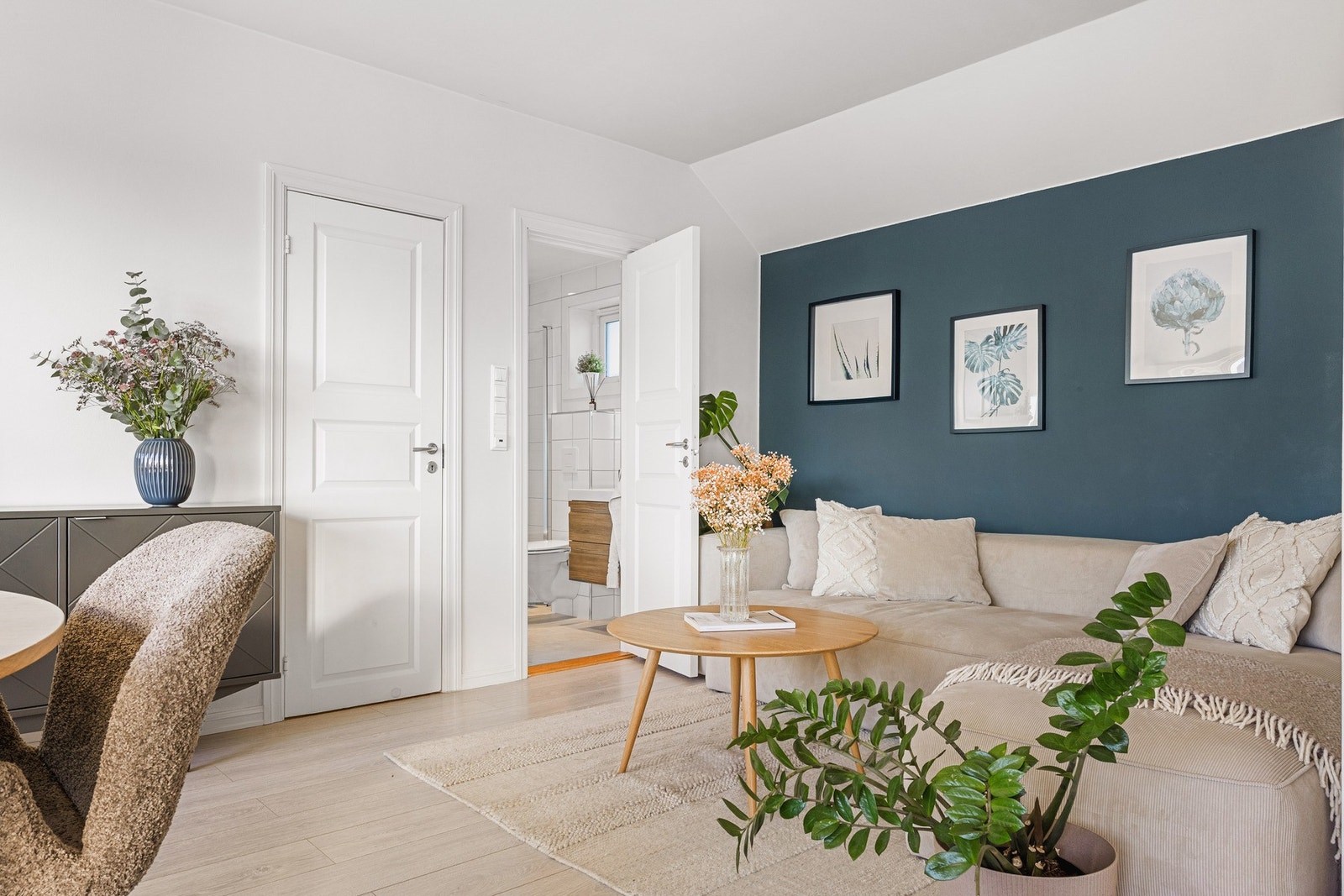 Man har god plass til den favoriserte sofakroken og spisebord. Galleribilde